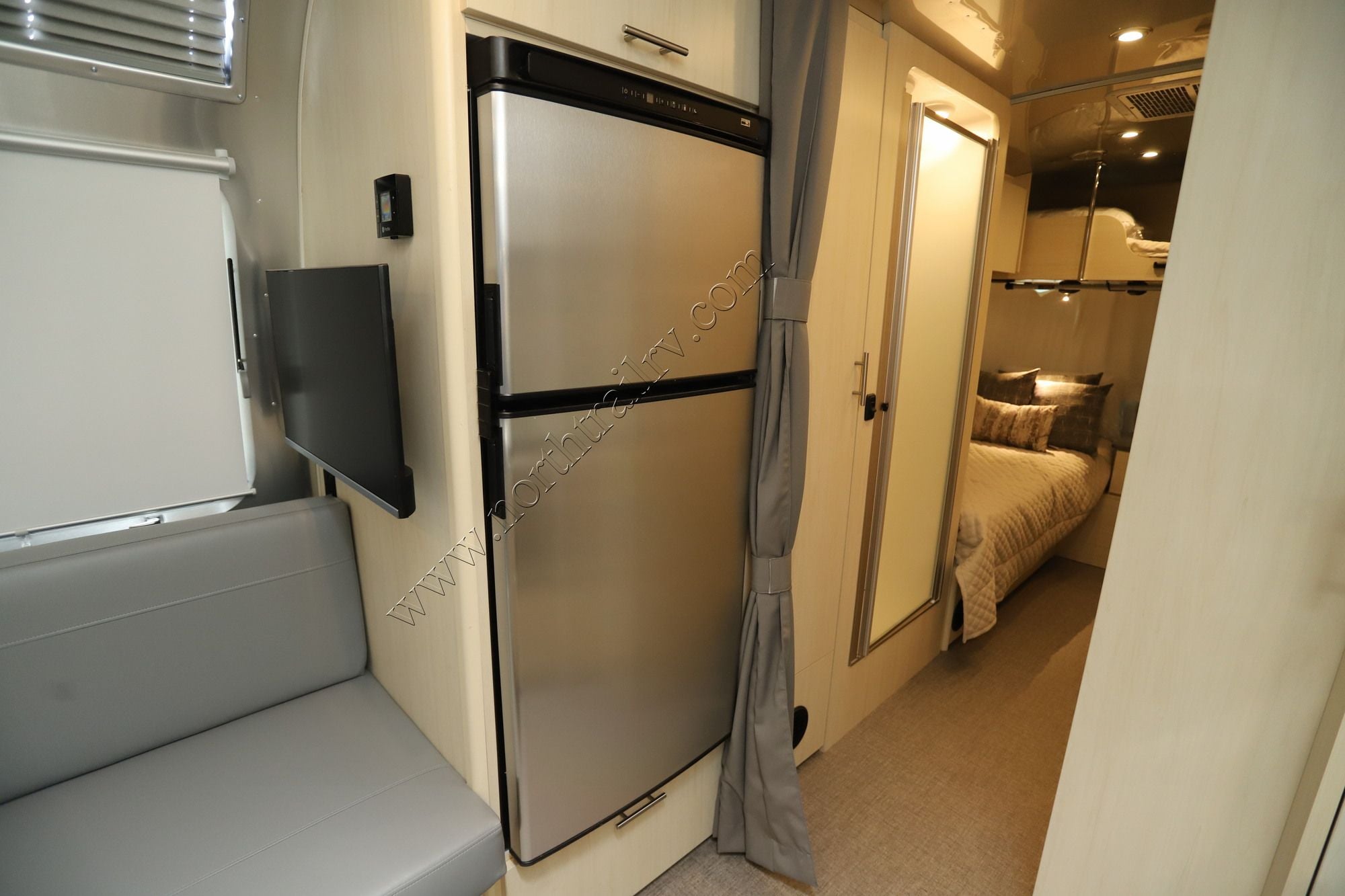 New 2026 Airstream Flying Cloud 25FB Travel Trailer  For Sale