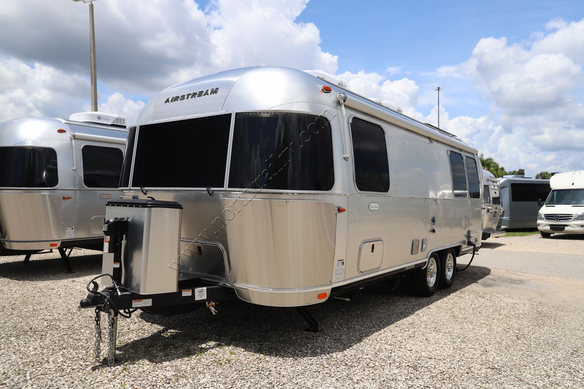 New 2026 Airstream Flying Cloud 25FB Travel Trailer  For Sale