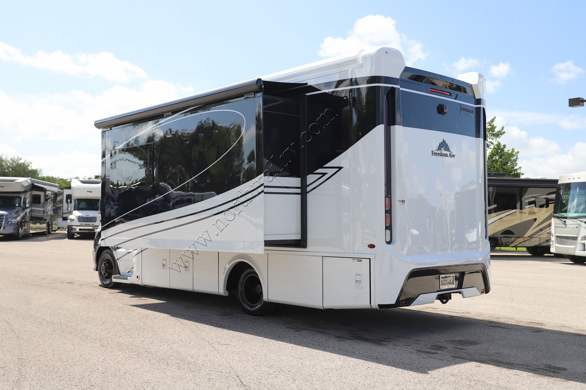 New 2027 Newmar Freedom Aire 2515 Class C  For Sale