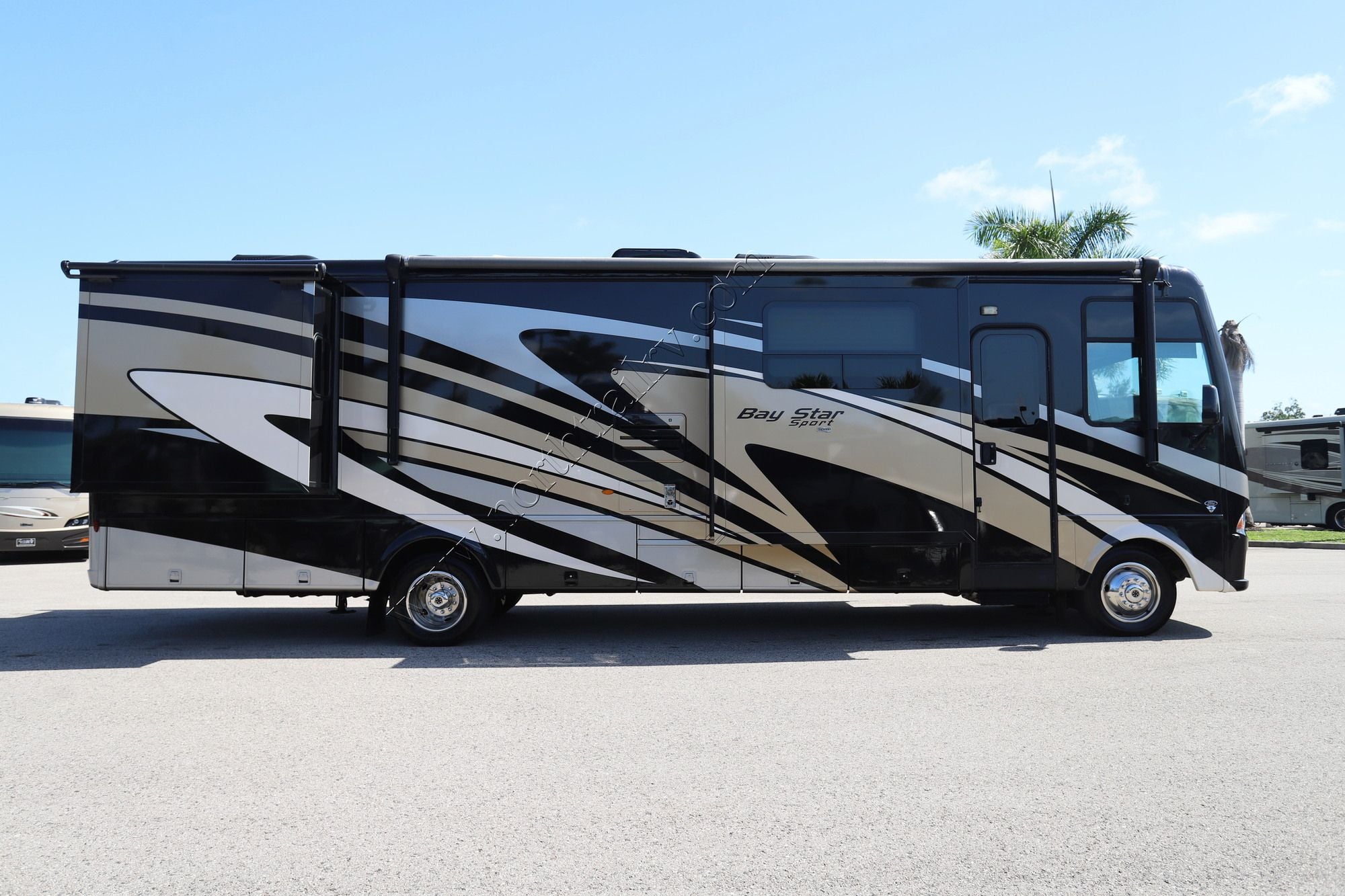 Used 2021 Newmar Bay Star Sport 3315 Class A  For Sale