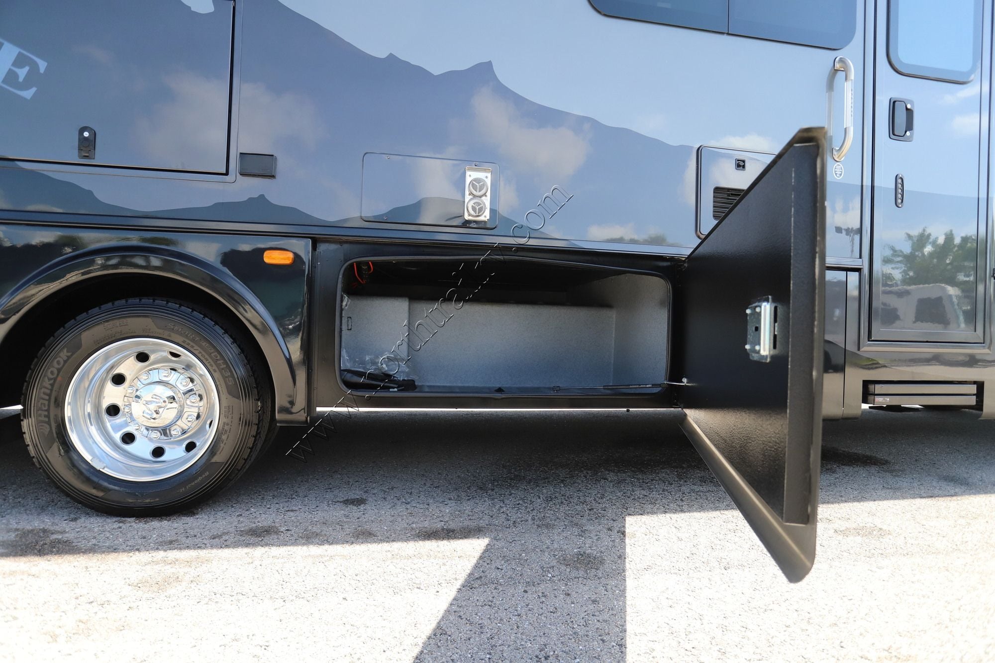 Used 2023 Dynamax Isata 5 30FWD4X4 Super C  For Sale