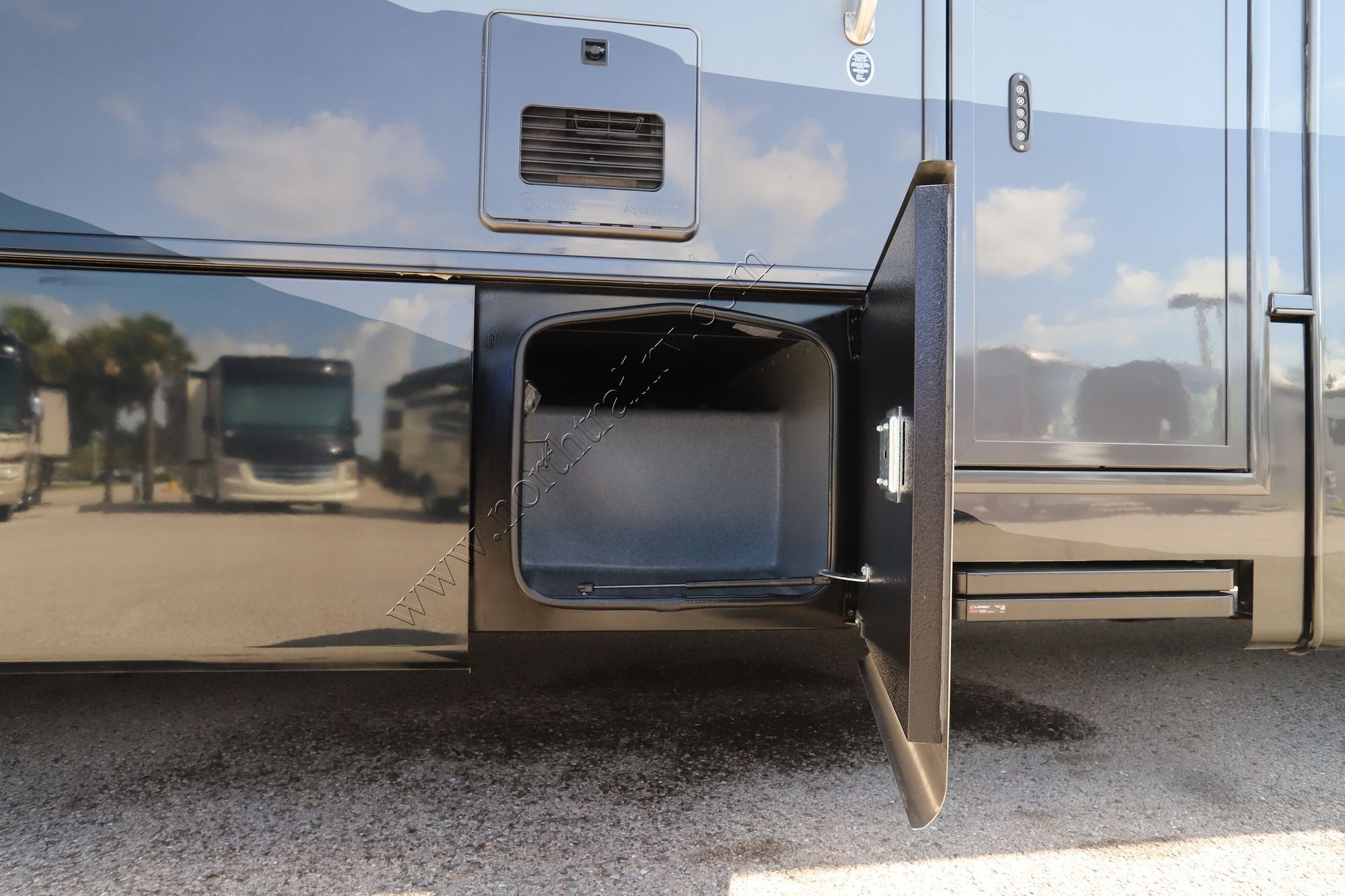 Used 2023 Dynamax Isata 5 30FWD4X4 Super C  For Sale