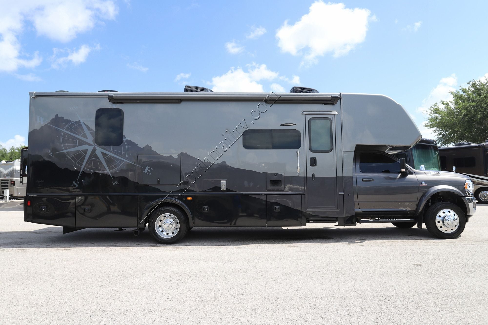 Used 2023 Dynamax Isata 5 30FWD4X4 Super C  For Sale
