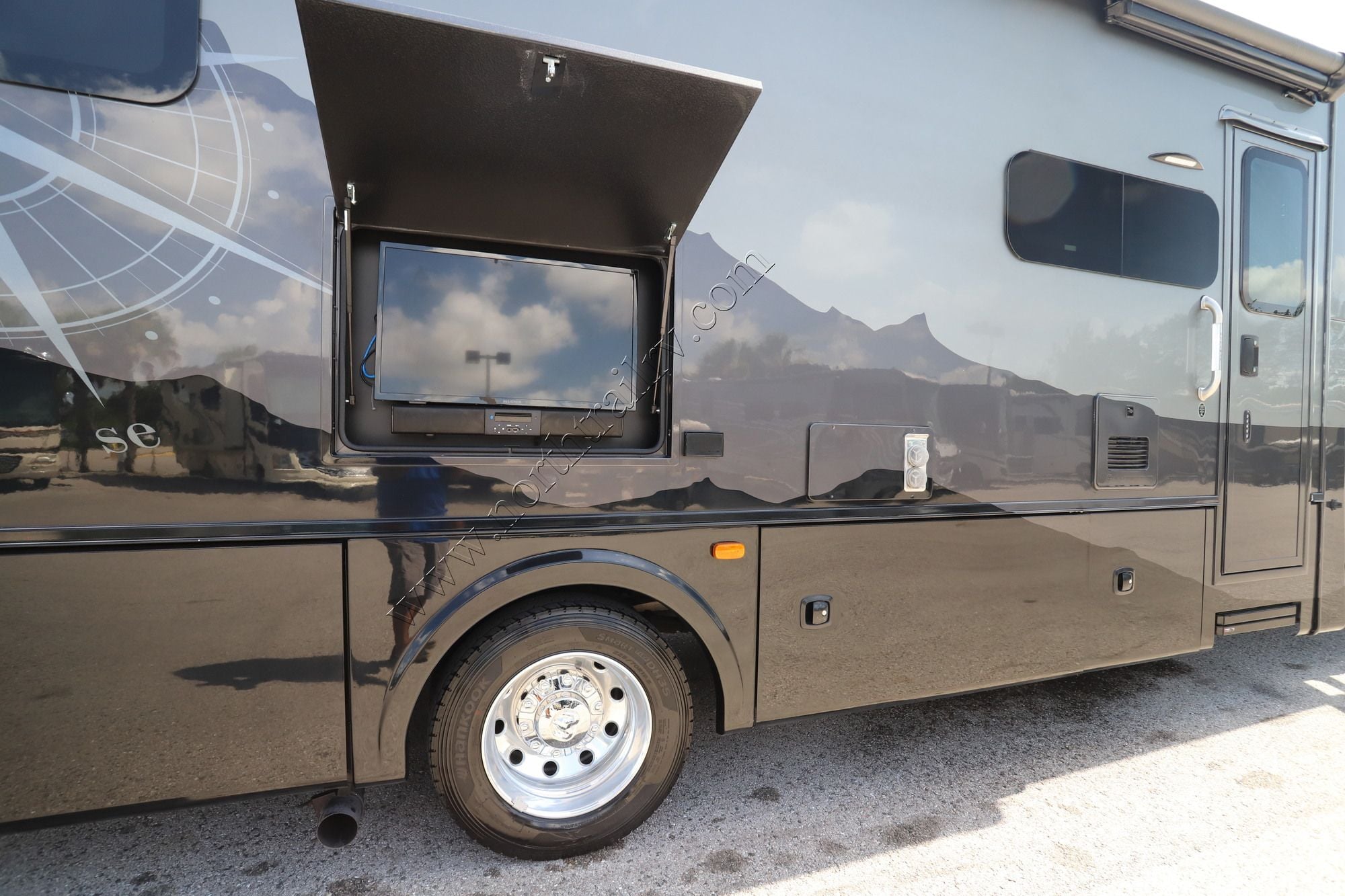 Used 2023 Dynamax Isata 5 30FWD4X4 Super C  For Sale