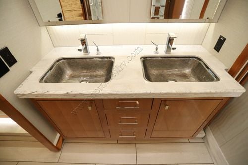 2021 Tiffin Motor Homes Zephyr 45PZ