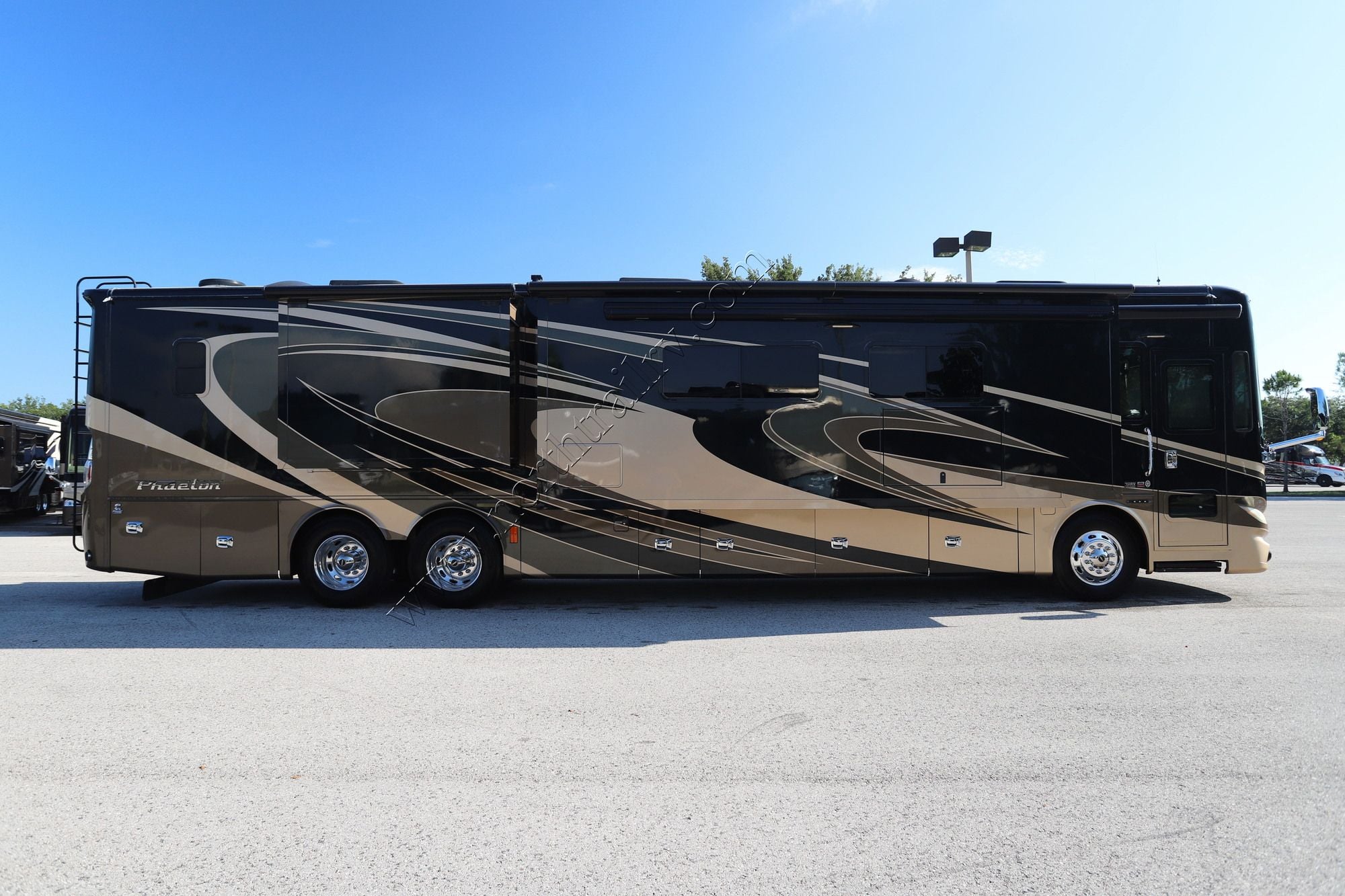 Used 2015 Tiffin Motor Homes Phaeton 42LH Class A  For Sale
