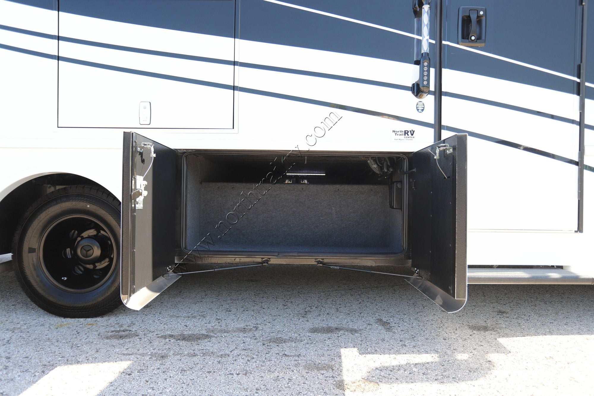 New 2027 Newmar Freedom Aire 2515 Class C  For Sale