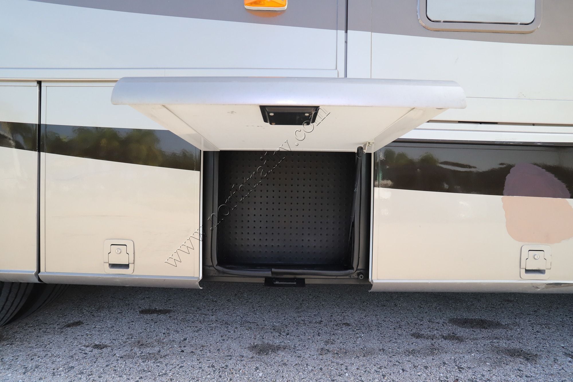 Used 2004 Newmar Kountry Star 3904 Class A  For Sale