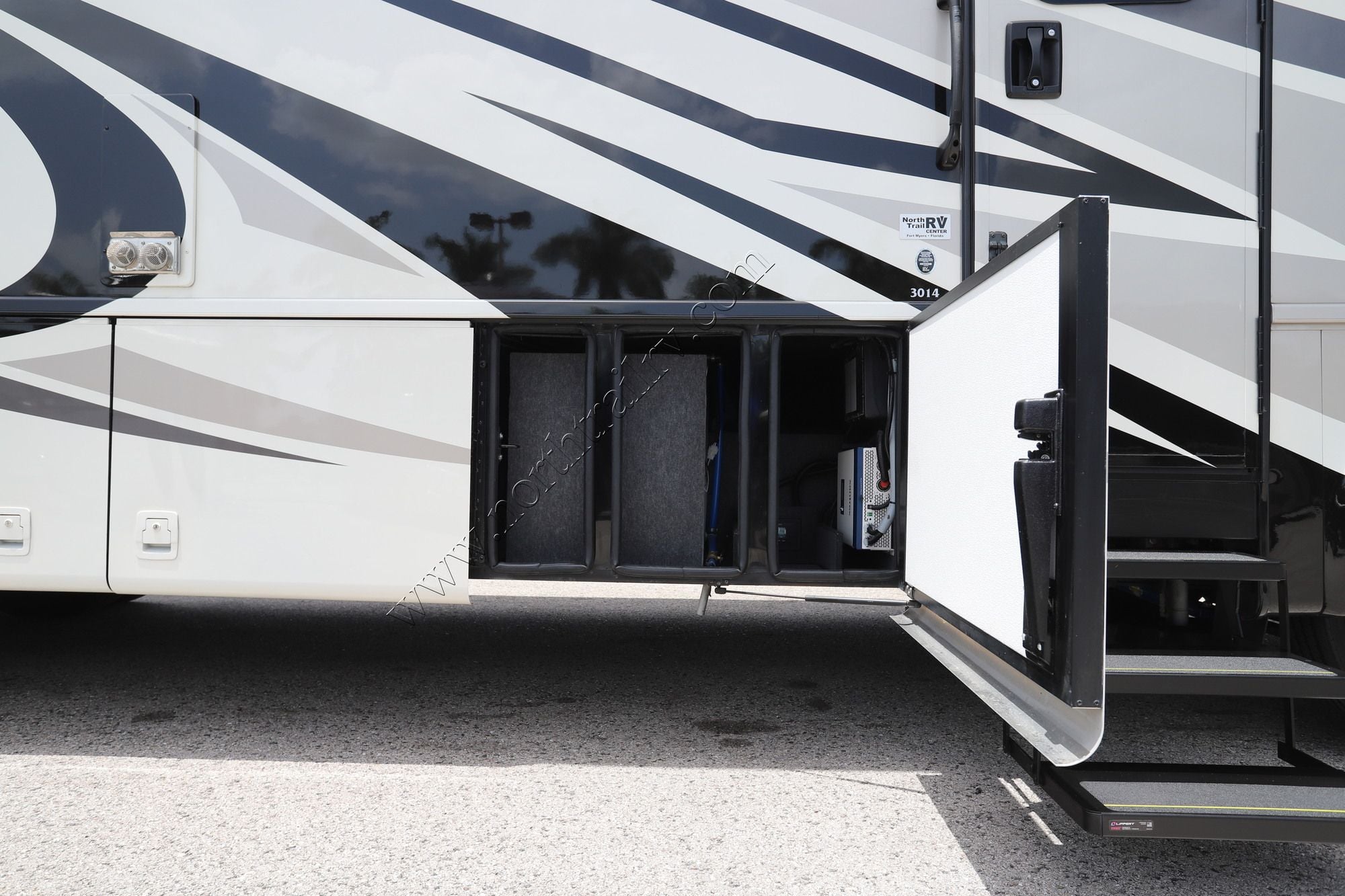 Used 2023 Newmar Bay Star 3014 Class A  For Sale