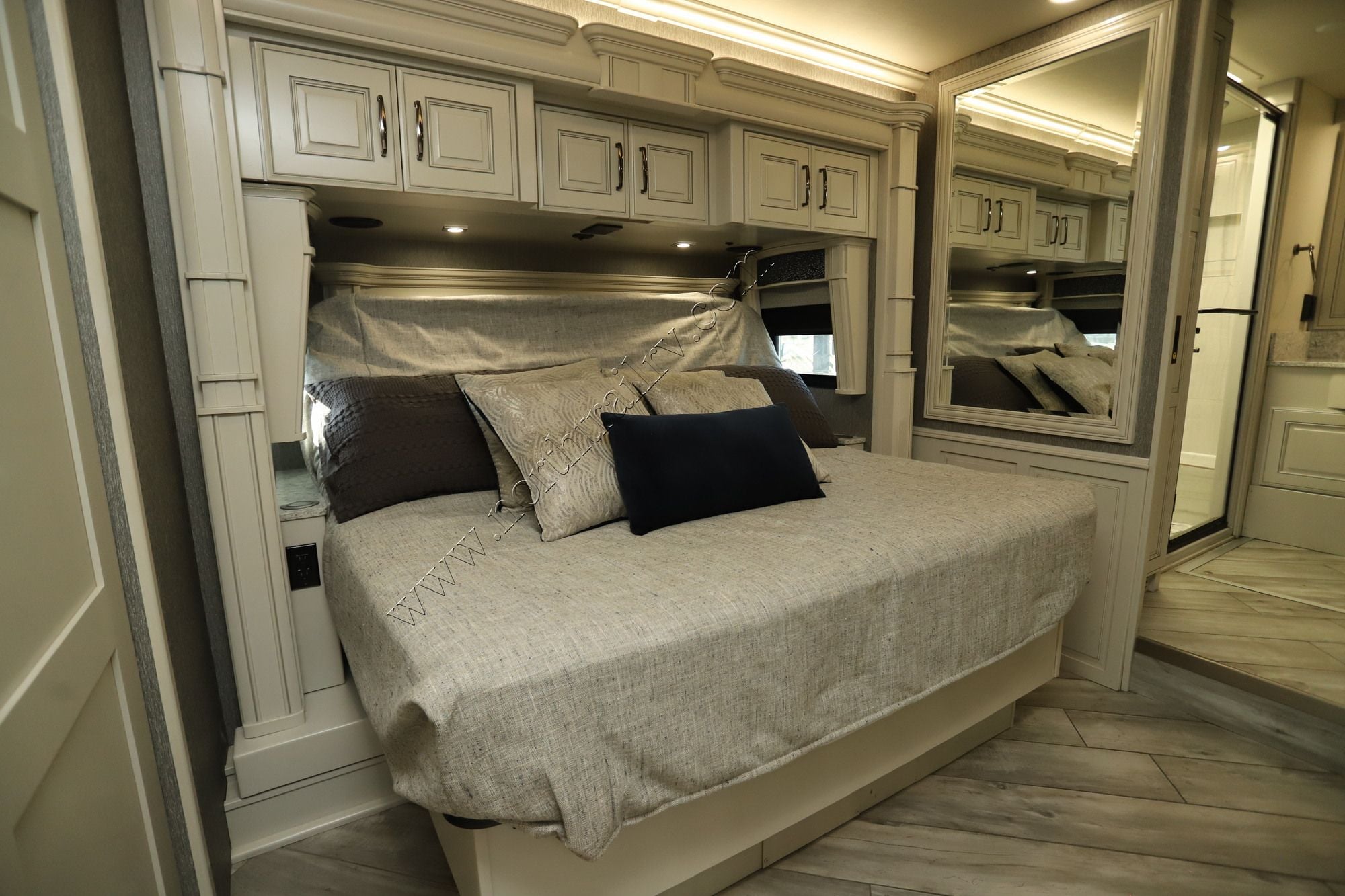 Used 2023 American Coach American Dream 45A Class A  For Sale