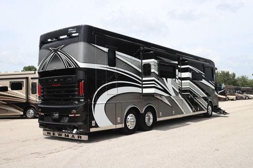 2022 Newmar Essex 4551