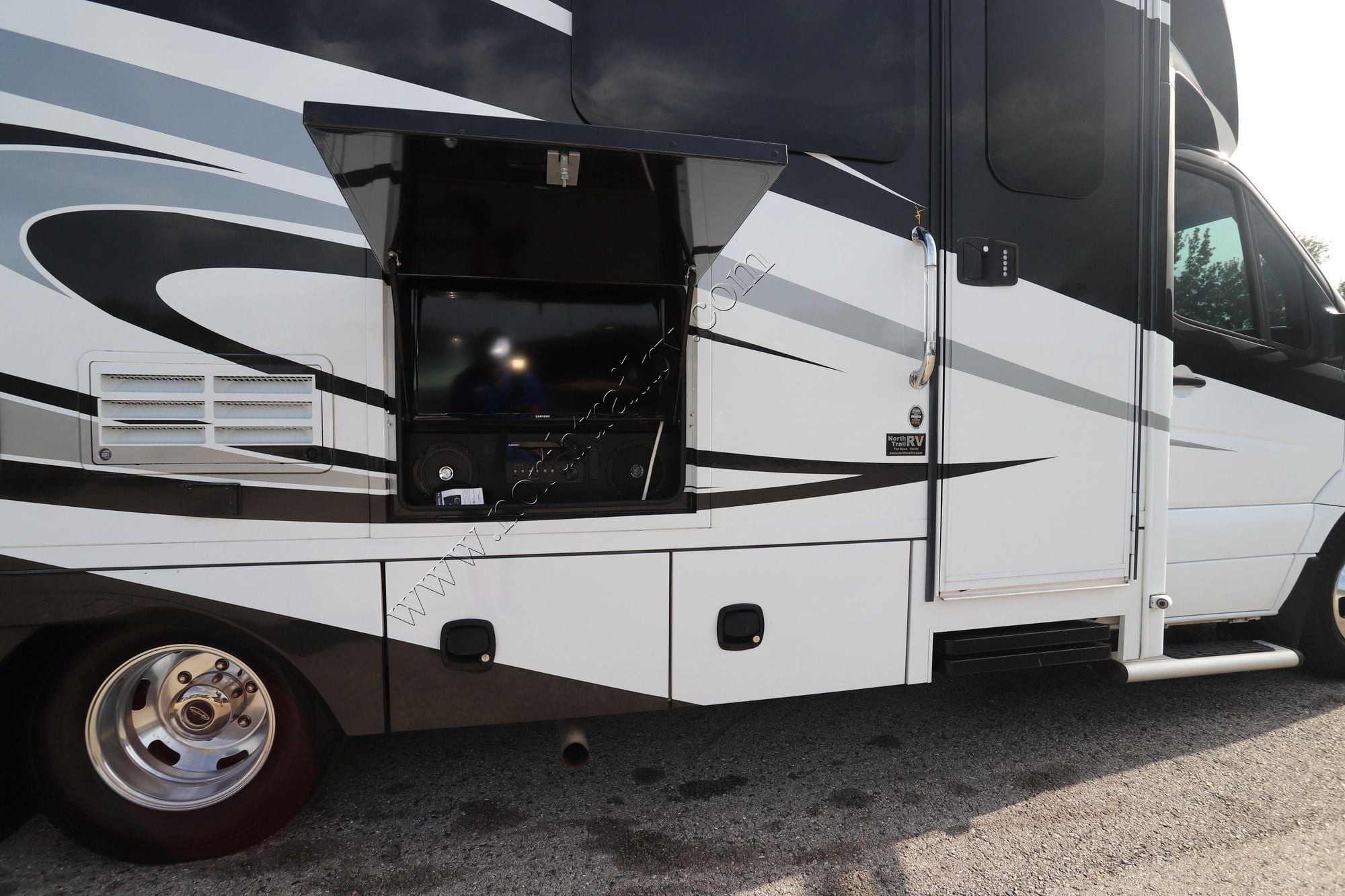 Used 2017 Renegade Rv Vienna 25VMBS Class C  For Sale