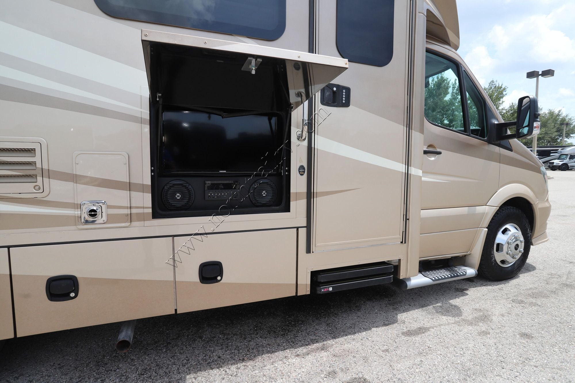 Used 2019 Renegade Rv Vienna 25VUCB Class C  For Sale