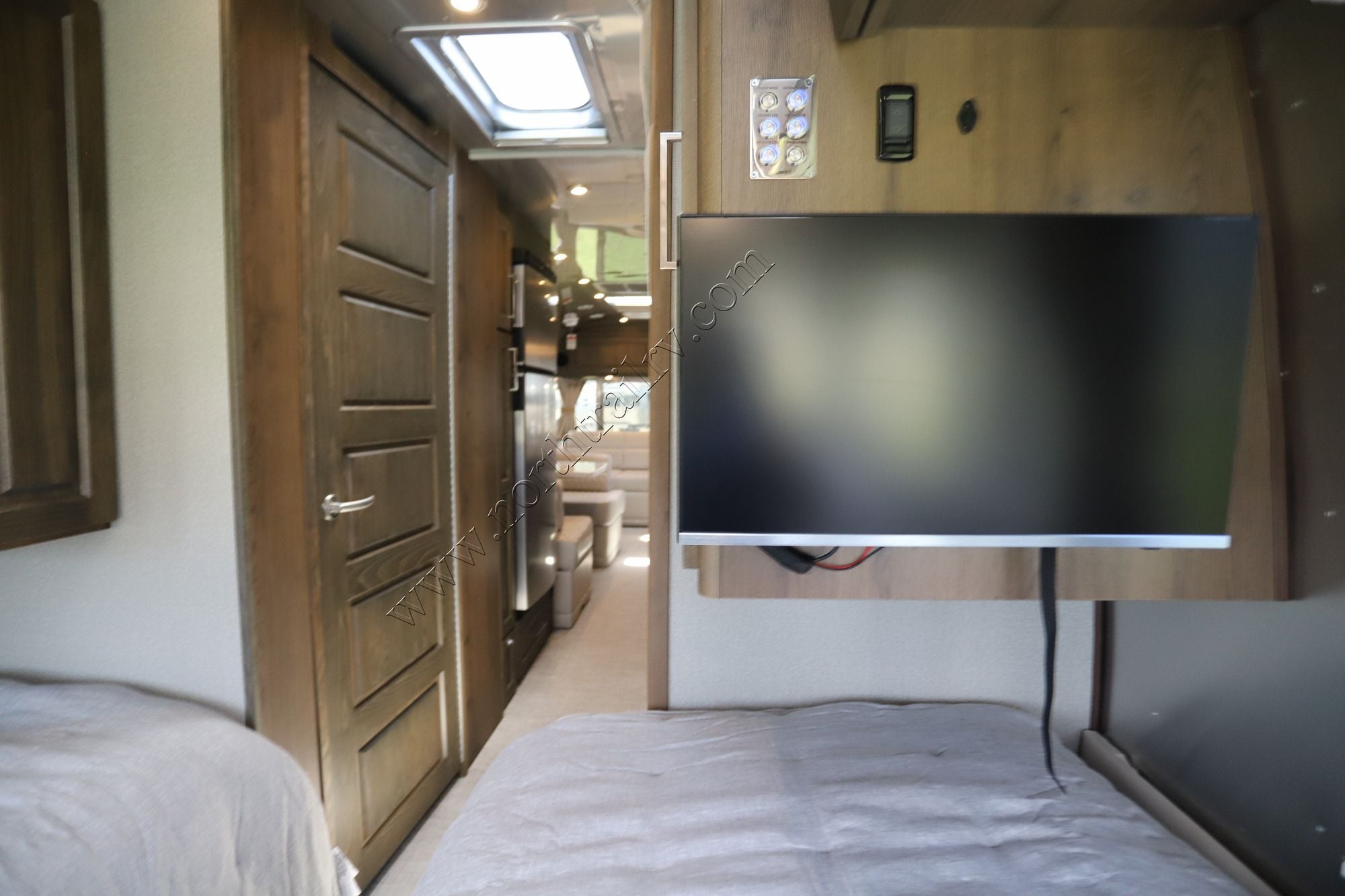 New 2027 Airstream Classic 30RB Travel Trailer  For Sale