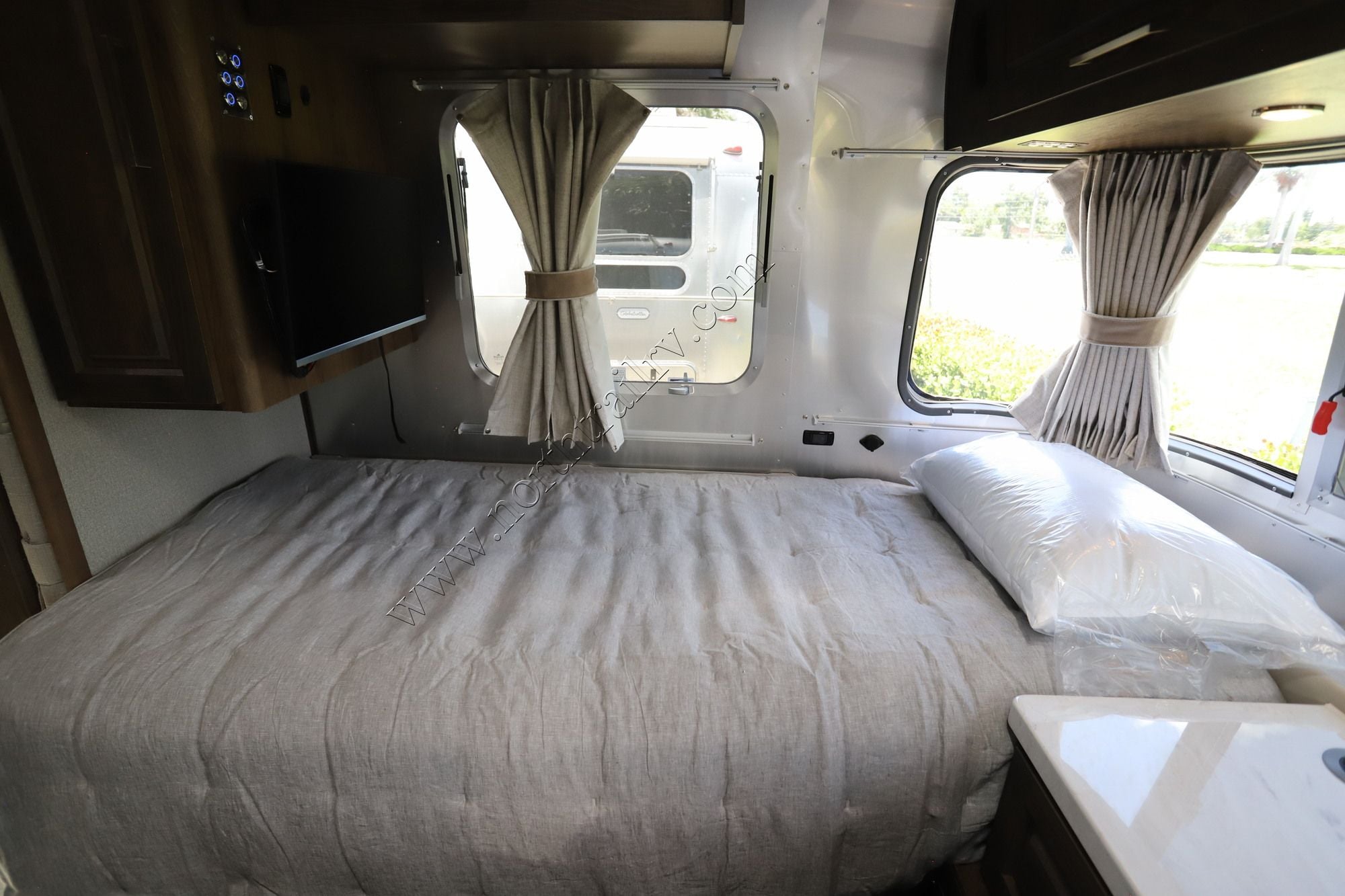 New 2027 Airstream Classic 30RB Travel Trailer  For Sale