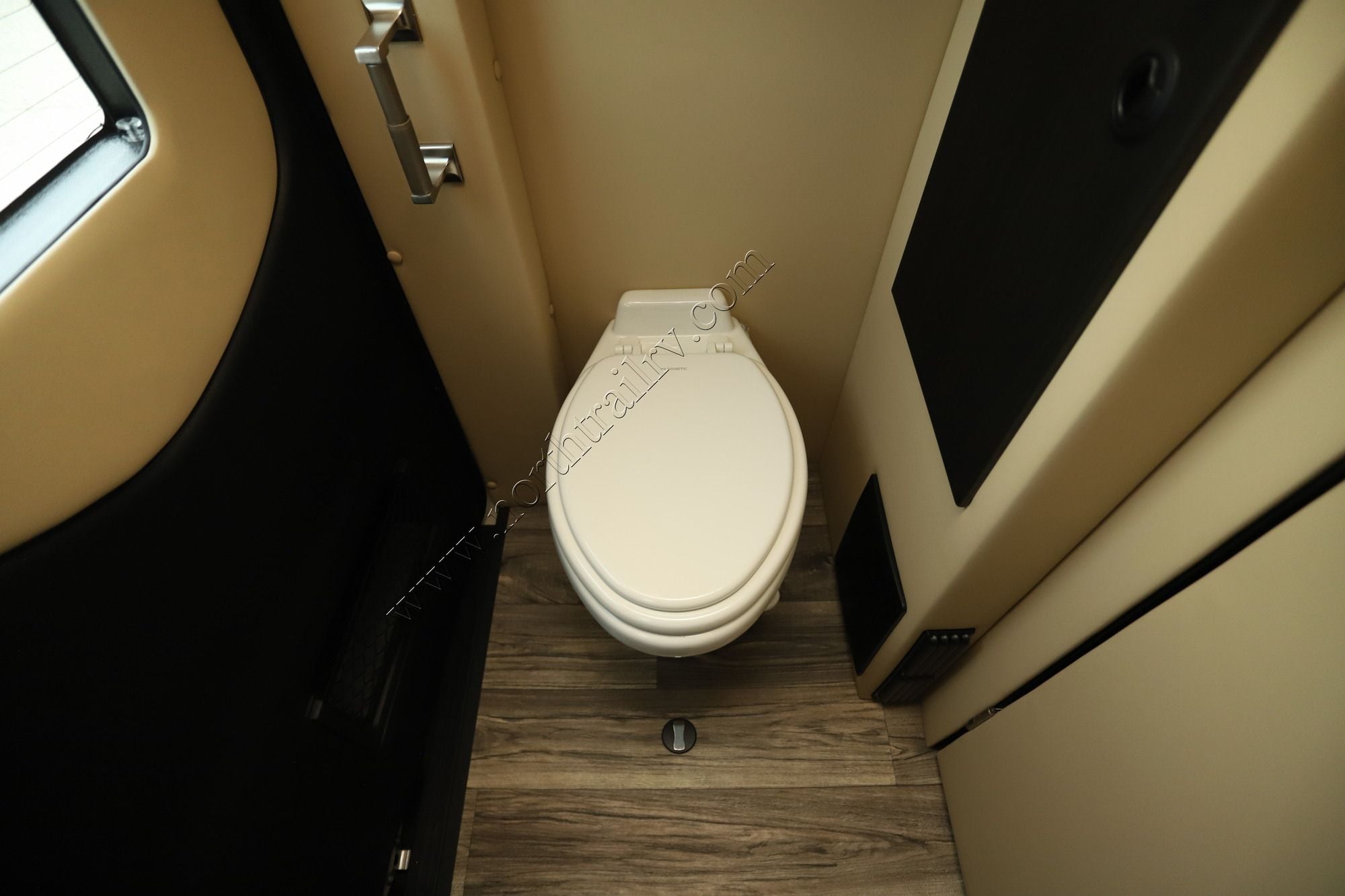 Used 2024 Midwest Luxe Cruiser D6 Class B  For Sale