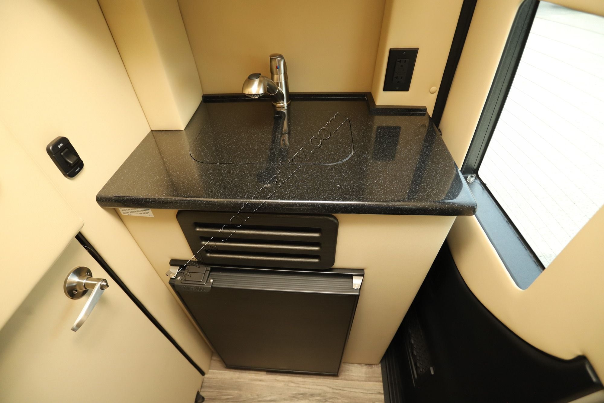 Used 2024 Midwest Luxe Cruiser D6 Class B  For Sale