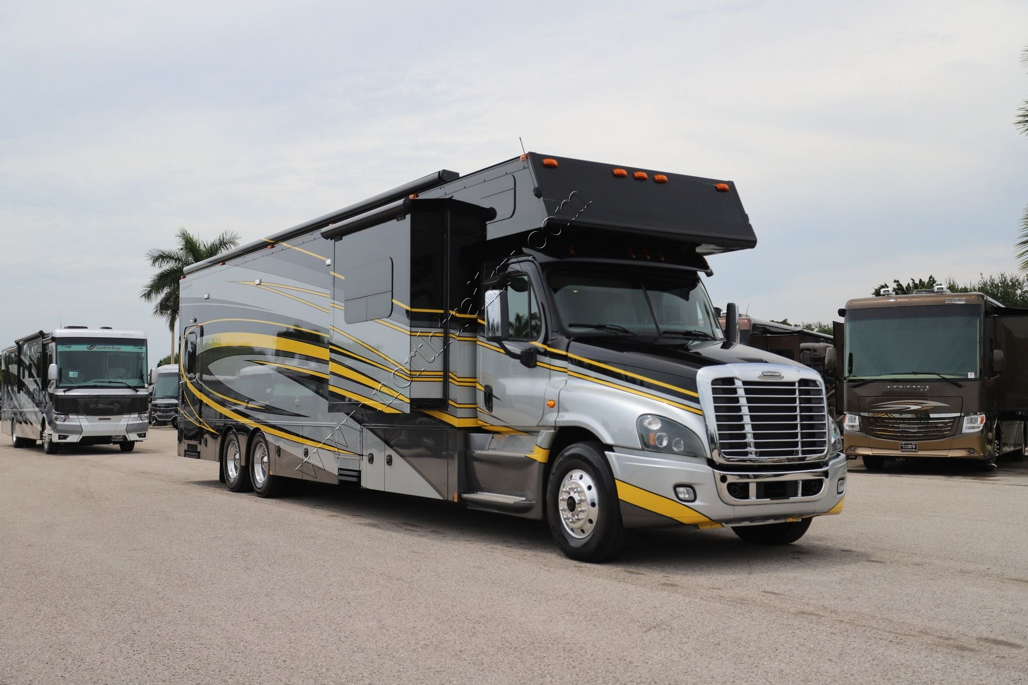 Used 2018 Renegade Rv Classic 1915AG Super C  For Sale