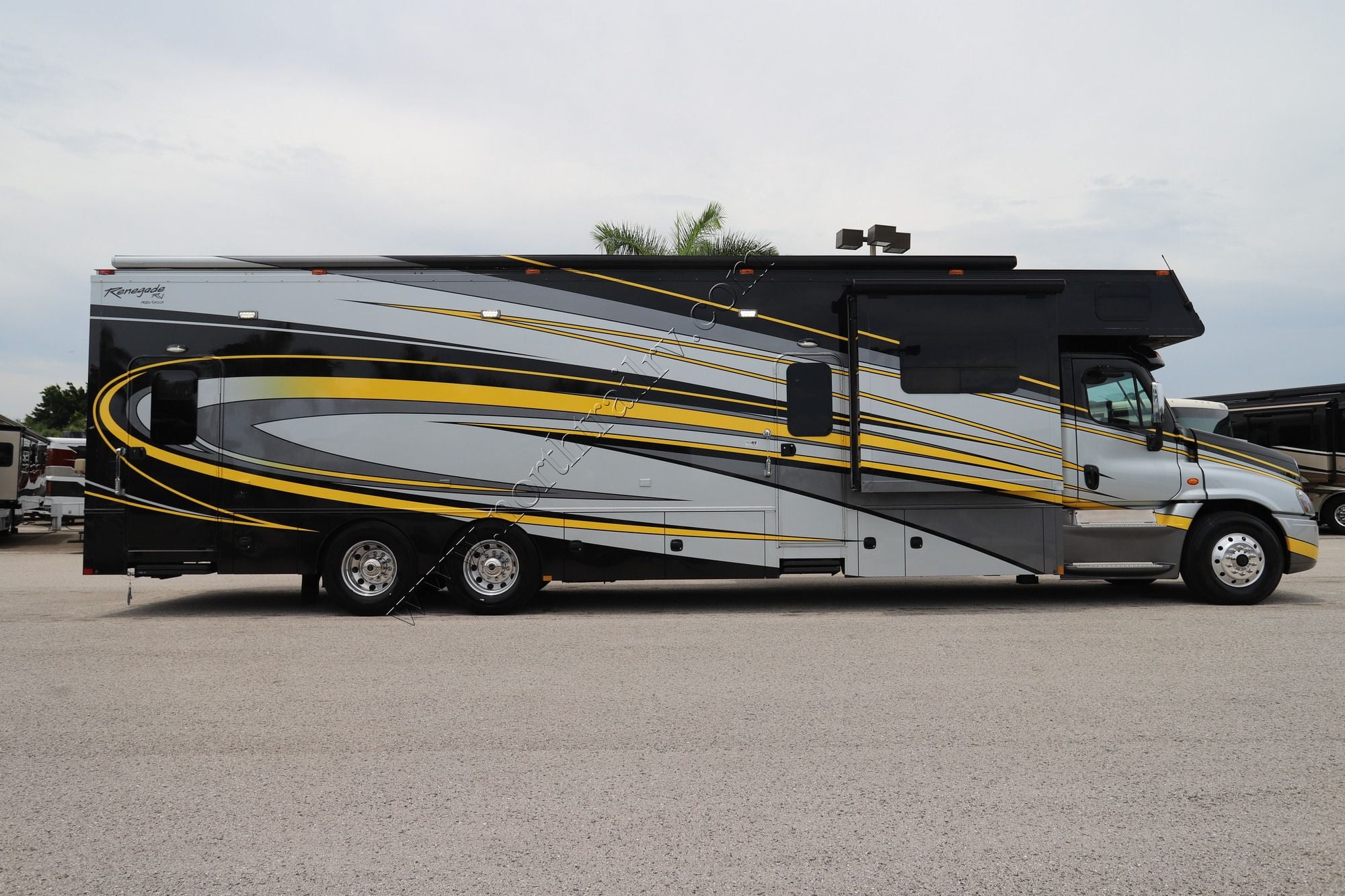 Used 2018 Renegade Rv Classic 1915AG Super C  For Sale