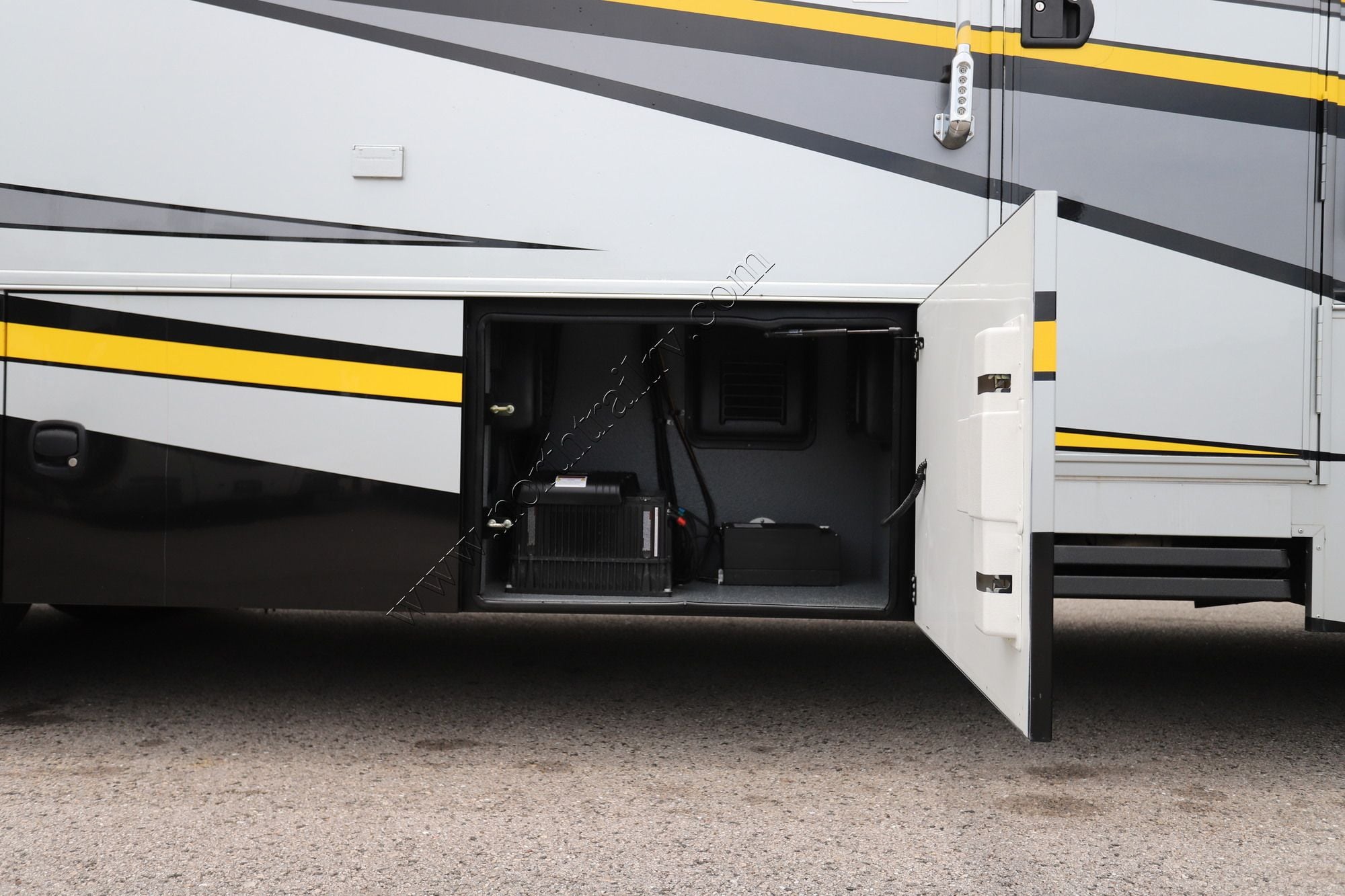 Used 2018 Renegade Rv Classic 1915AG Super C  For Sale