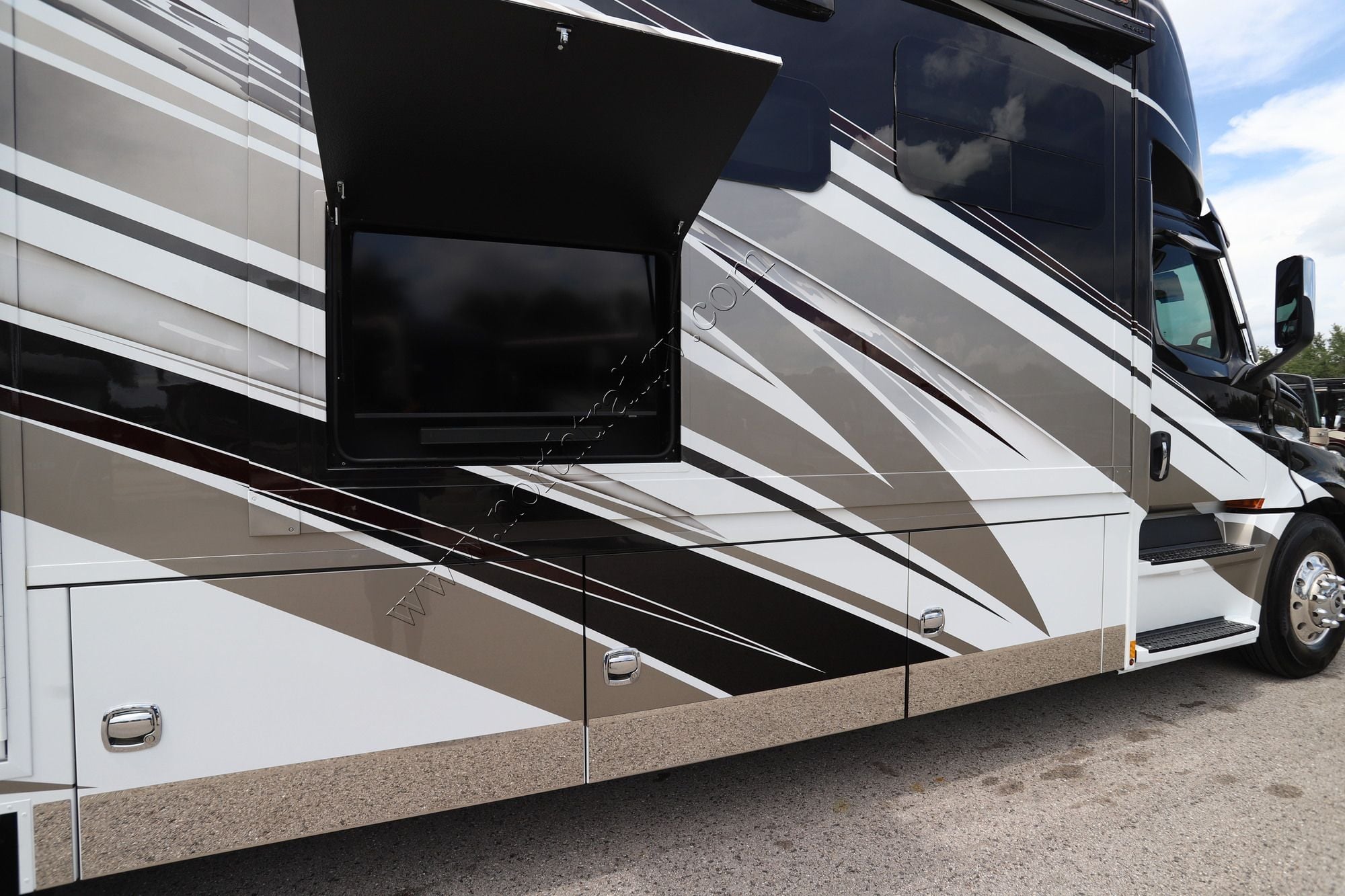New 2027 Renegade Rv Xl X45DBM Super C  For Sale
