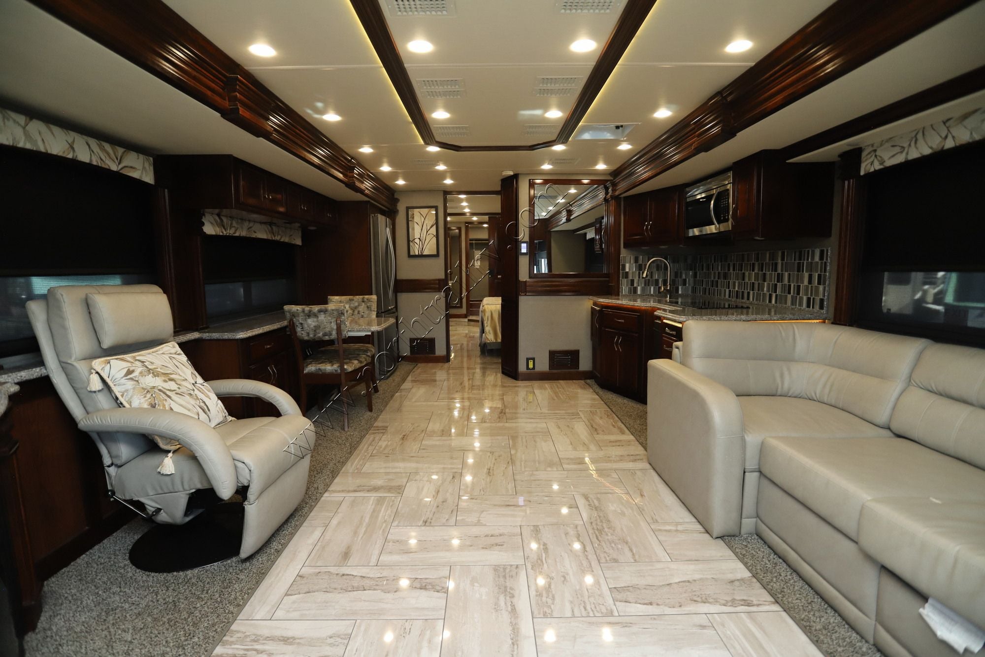 Used 2018 Fleetwood Discovery Lxe 44H Class A  For Sale