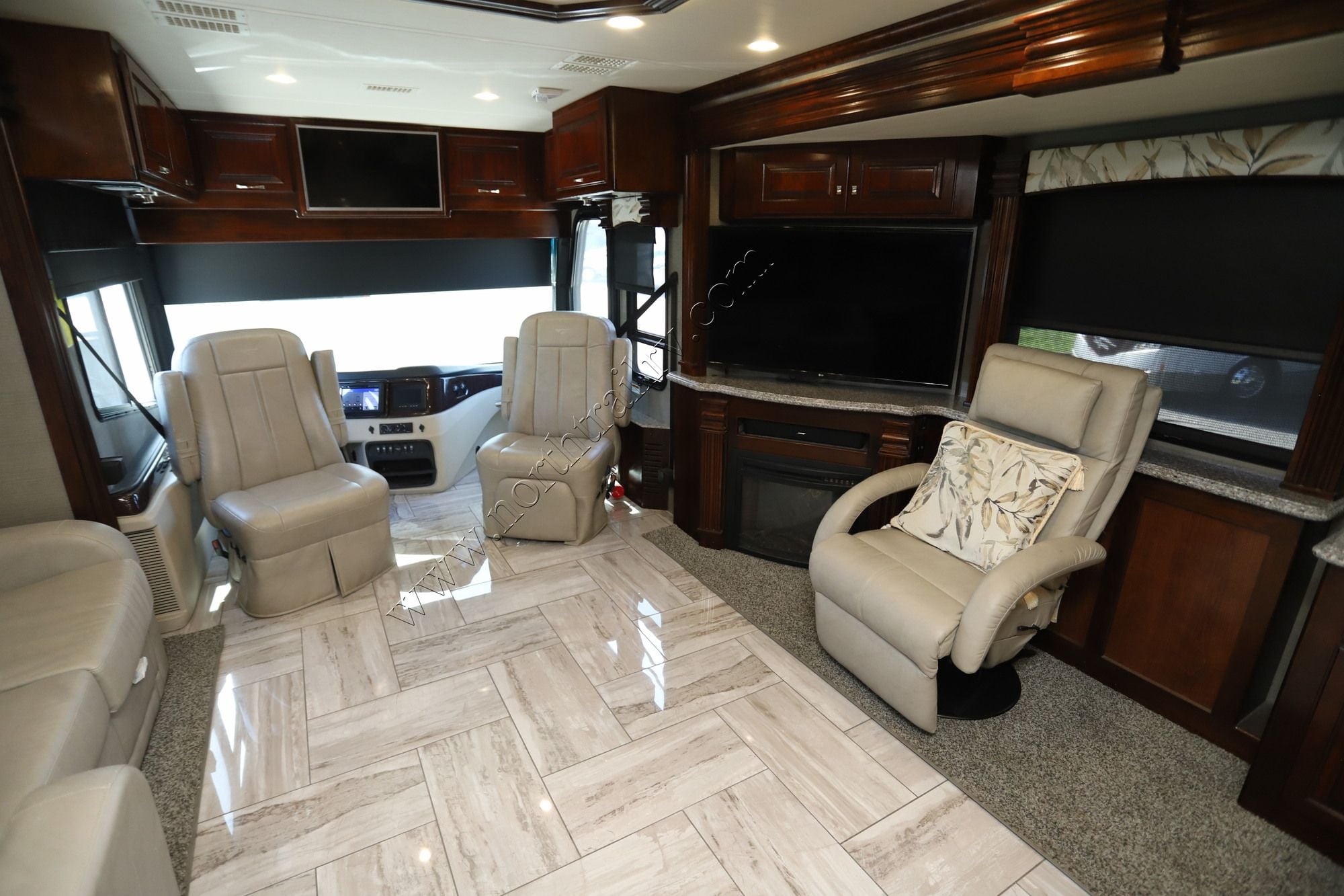 Used 2018 Fleetwood Discovery Lxe 44H Class A  For Sale