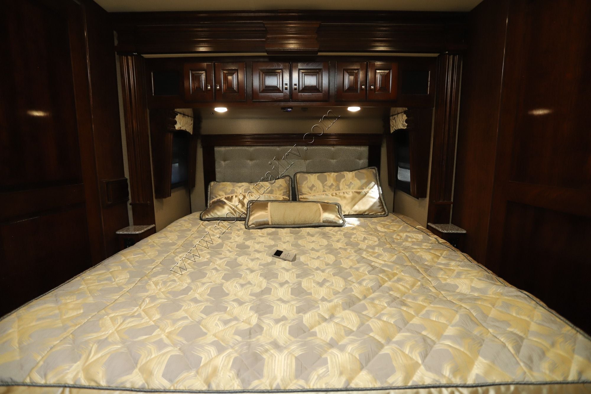 Used 2018 Fleetwood Discovery Lxe 44H Class A  For Sale