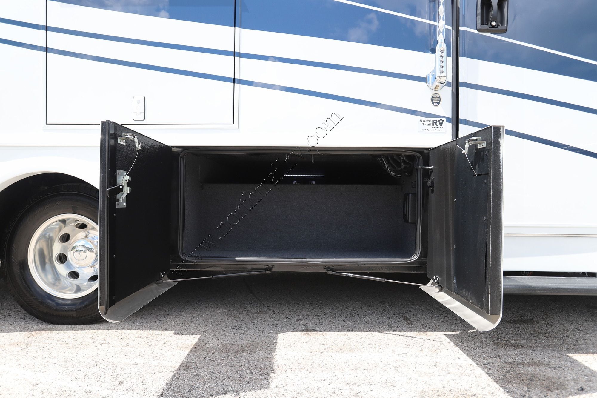 New 2027 Newmar Freedom Aire 2515 Class C  For Sale