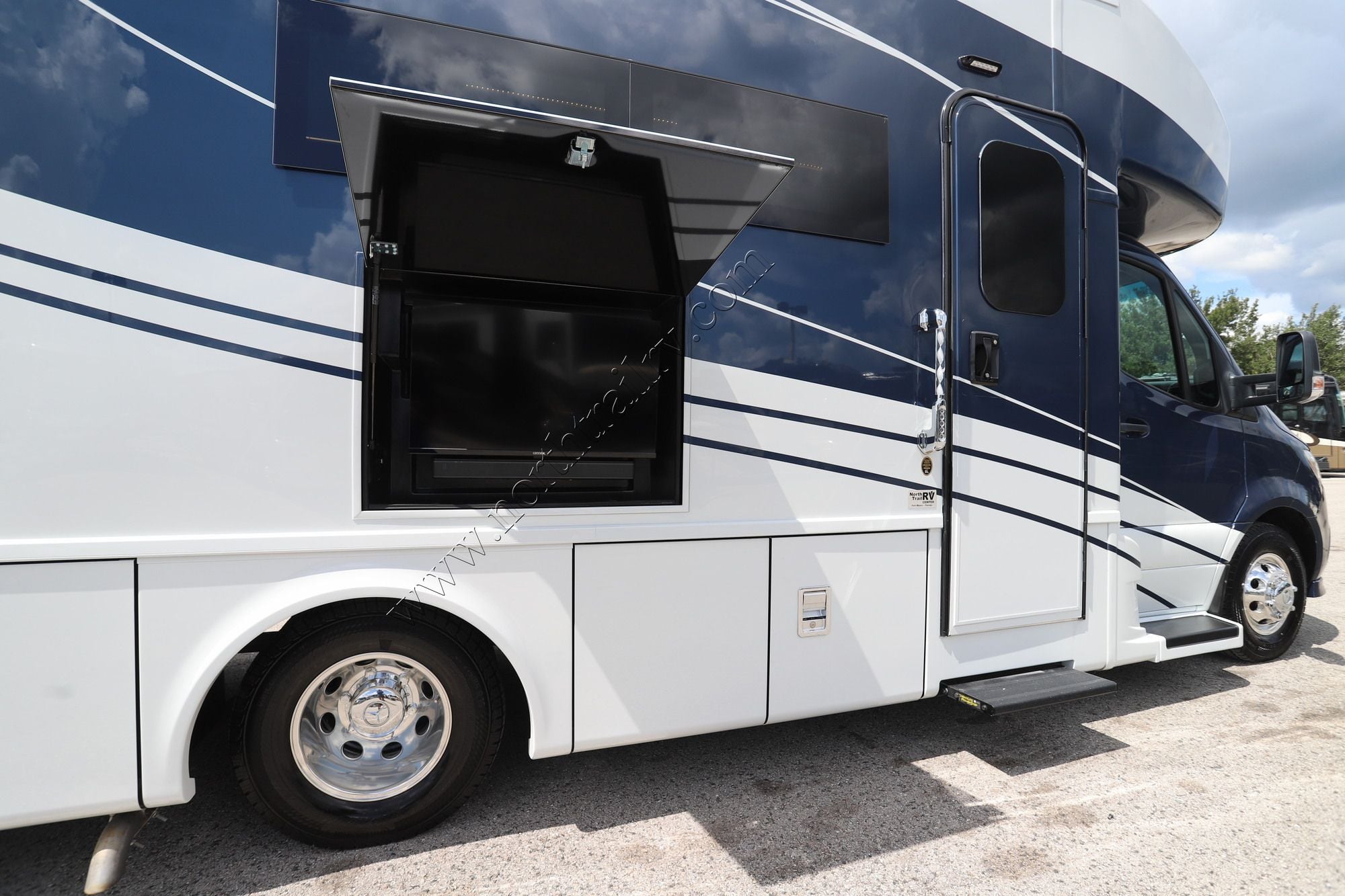 New 2027 Newmar Freedom Aire 2515 Class C  For Sale