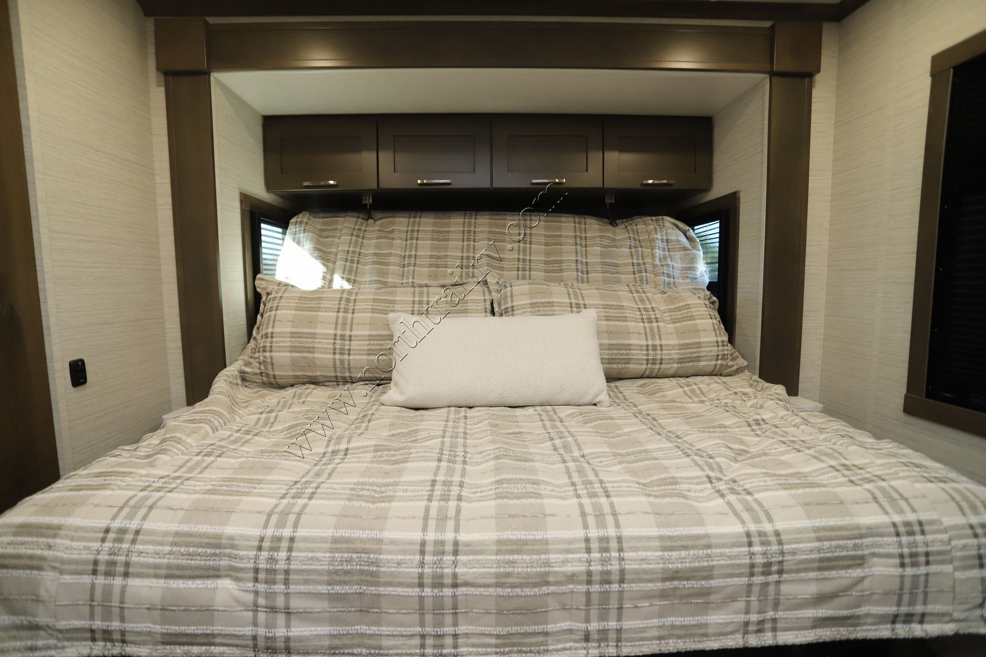 New 2027 Dynamax Europa 32KDFR Super C  For Sale