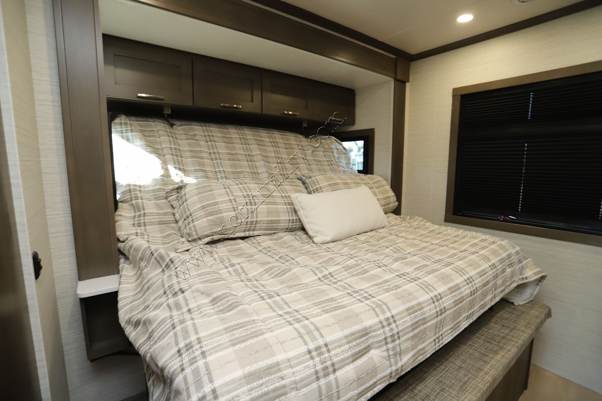 New 2027 Dynamax Europa 32KDFR Super C  For Sale