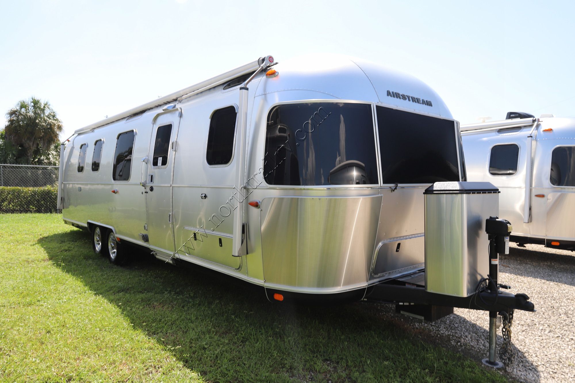 Used 2023 Airstream Classic 33FB TWIN Travel Trailer  For Sale