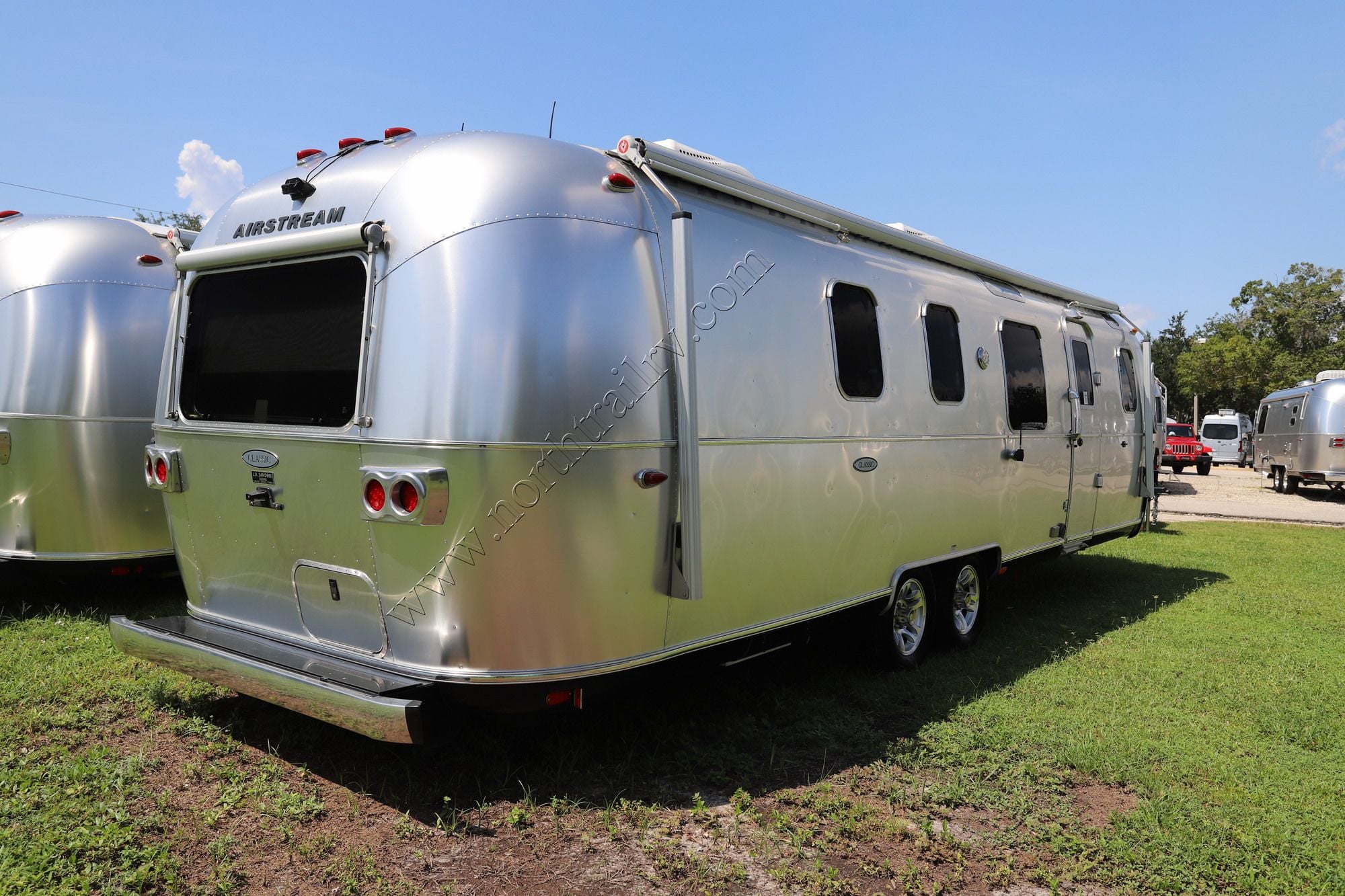 Used 2018 Airstream Classic 33FB Travel Trailer  For Sale