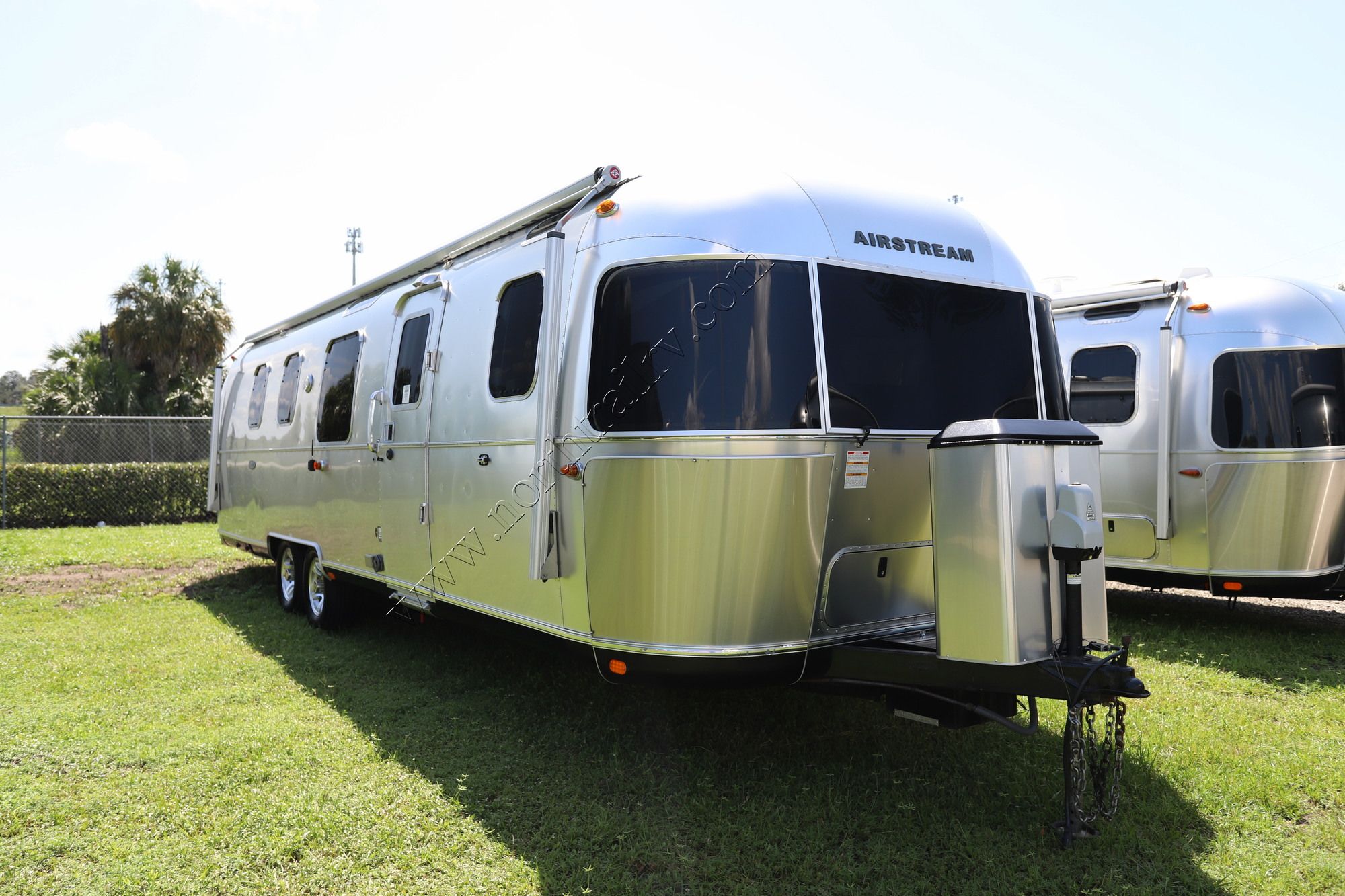 Used 2018 Airstream Classic 33FB Travel Trailer  For Sale