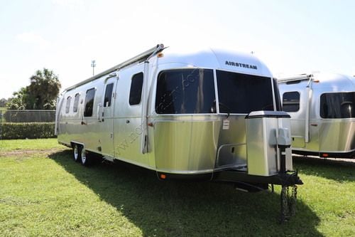 2018 Airstream Classic 33FB Travel Trailer