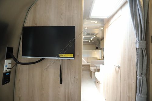 2027 Airstream Flying Cloud 28RB