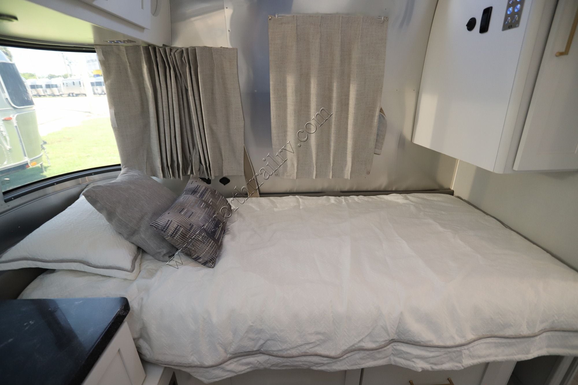 Used 2023 Airstream Classic 33FB TWIN Travel Trailer  For Sale