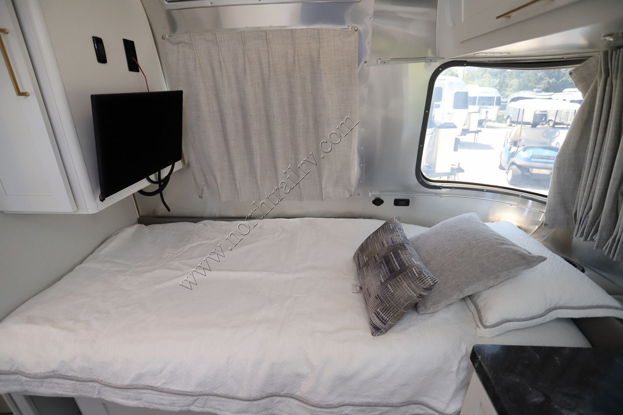 Used 2023 Airstream Classic 33FB TWIN Travel Trailer  For Sale