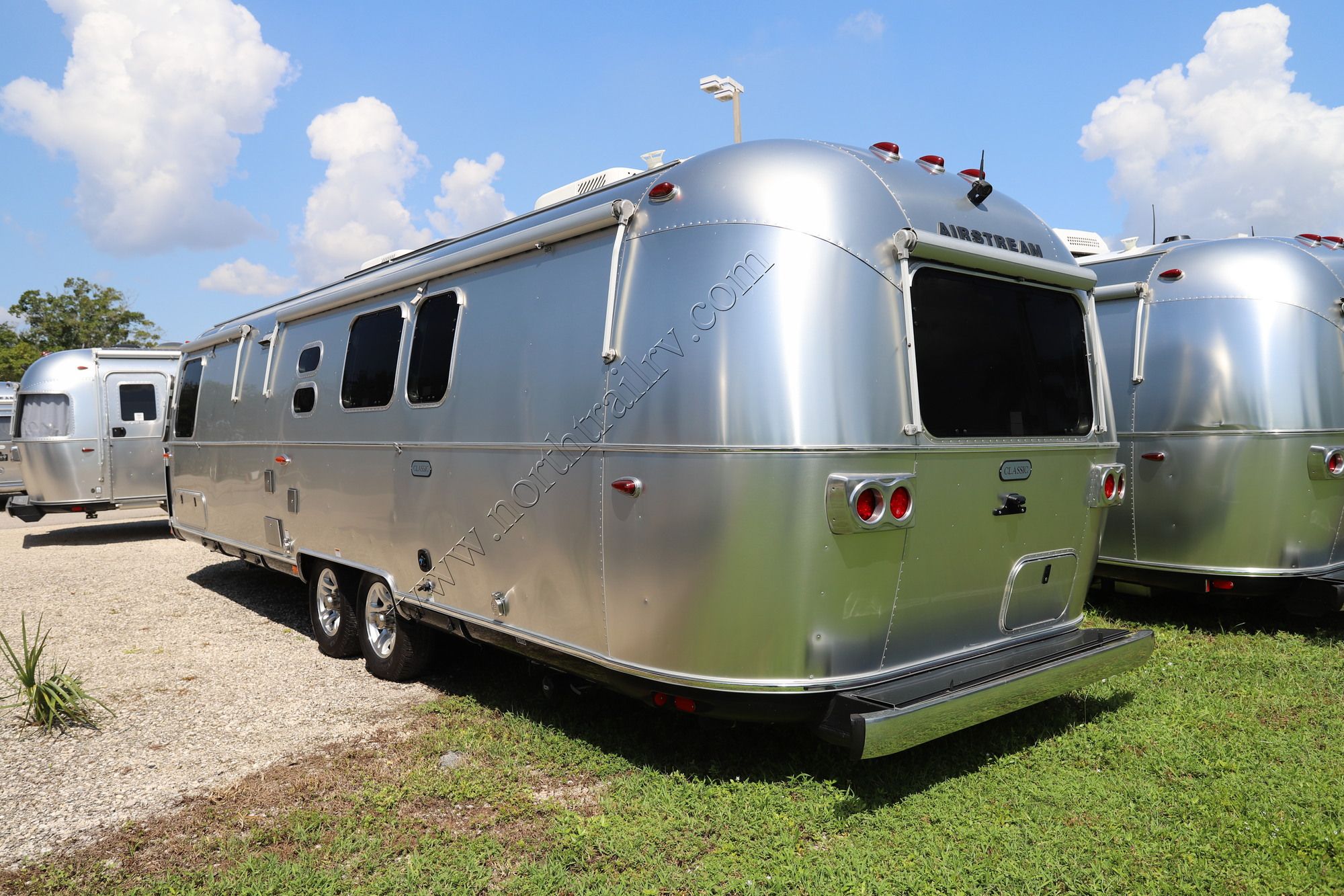 Used 2023 Airstream Classic 33FB TWIN Travel Trailer  For Sale