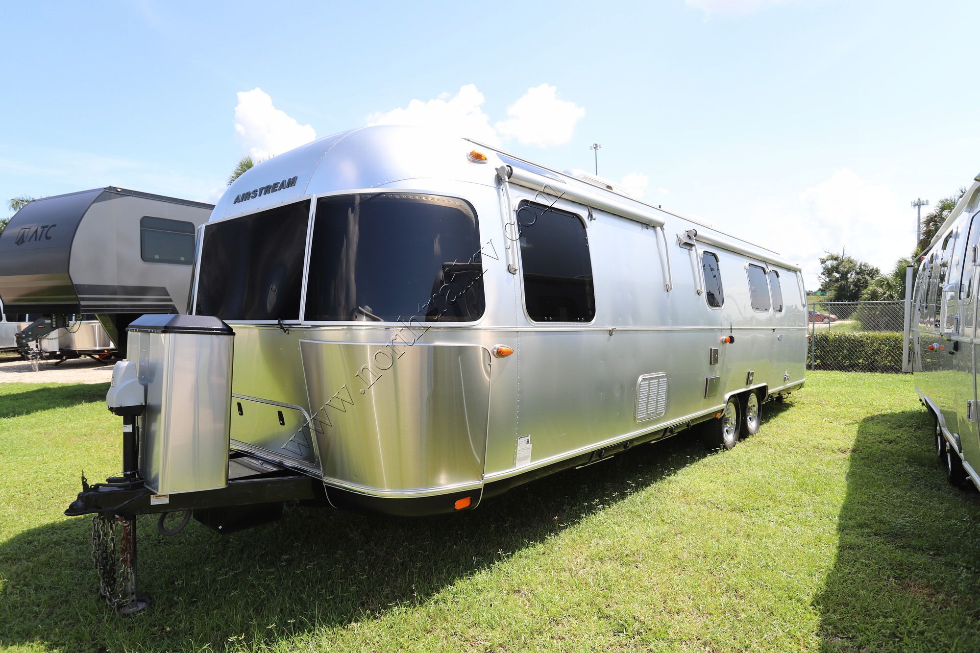 Used 2018 Airstream Classic 33FB Travel Trailer  For Sale
