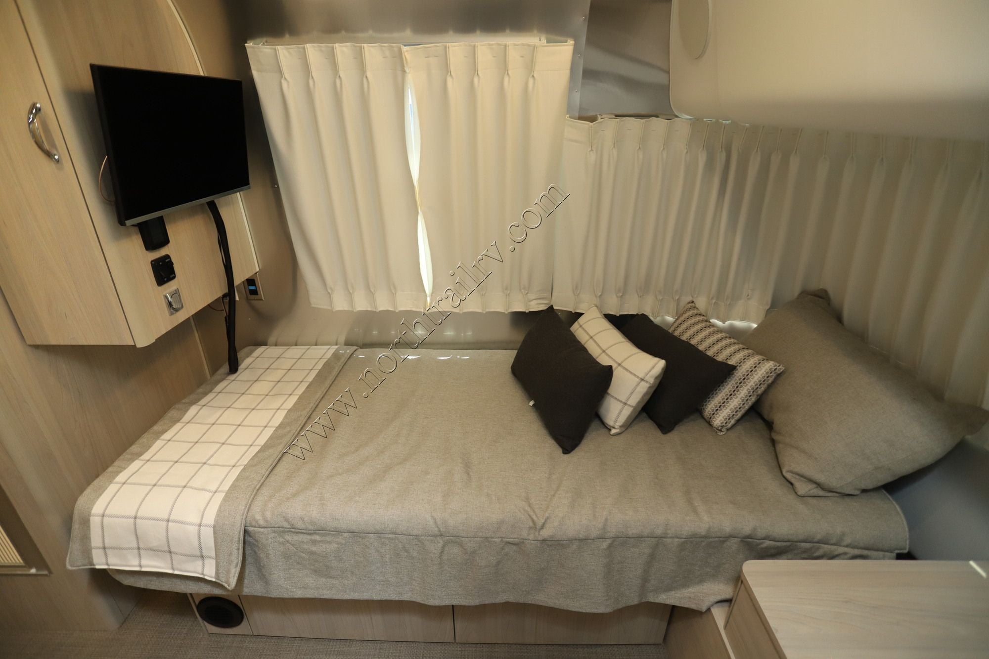 2025 Airstream Globetrotter 27FB Travel Trailer Used  For Sale