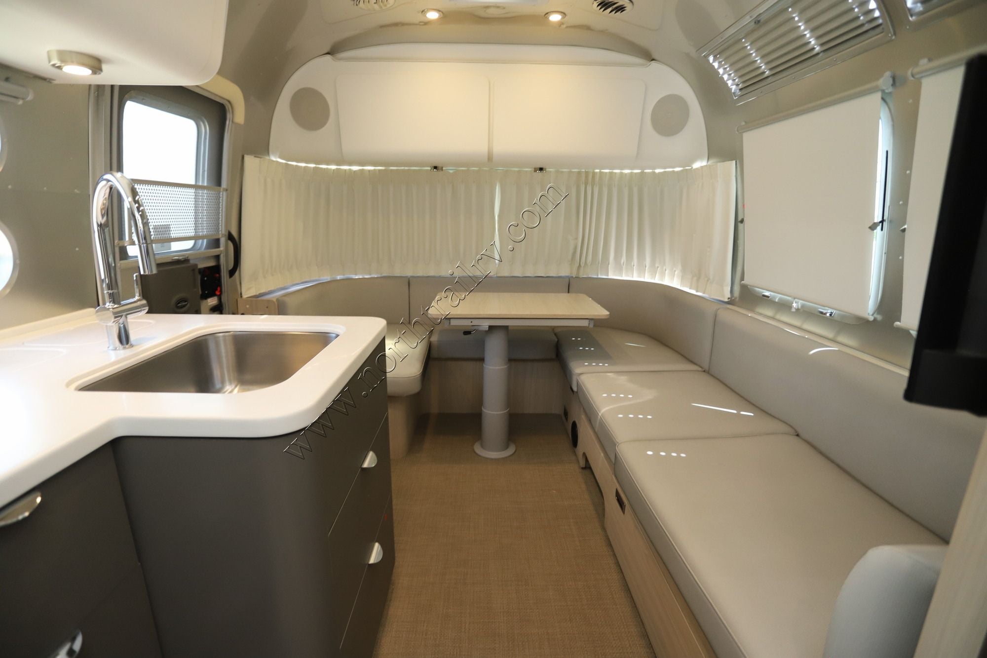 2025 Airstream Globetrotter 27FB Travel Trailer Used  For Sale