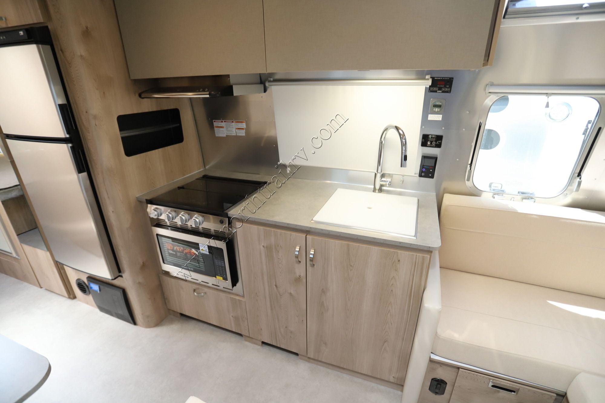 New 2027 Airstream Flying Cloud 28RB Travel Trailer  For Sale