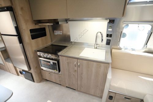 2027 Airstream Flying Cloud 28RB