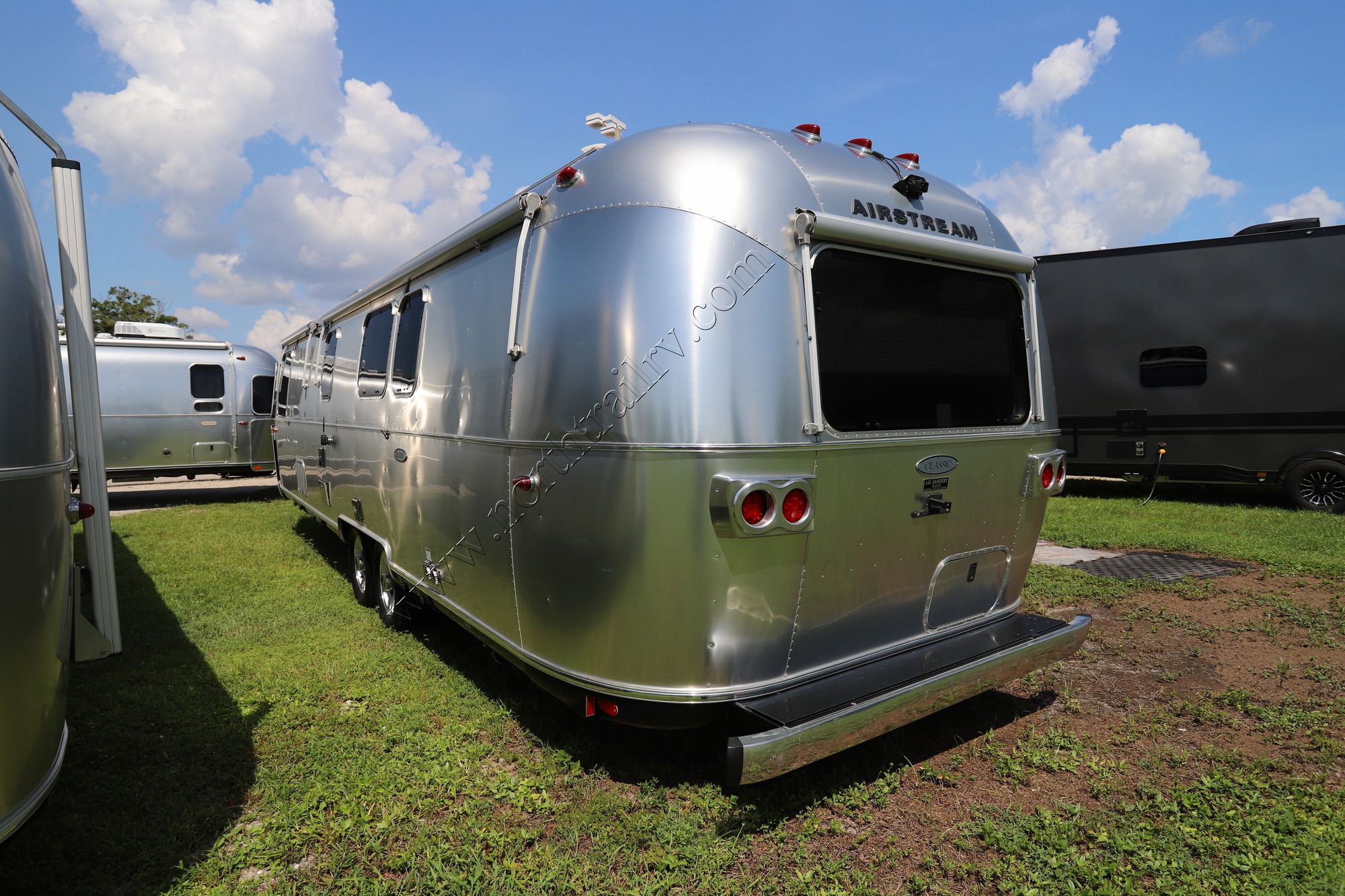 Used 2018 Airstream Classic 33FB Travel Trailer  For Sale