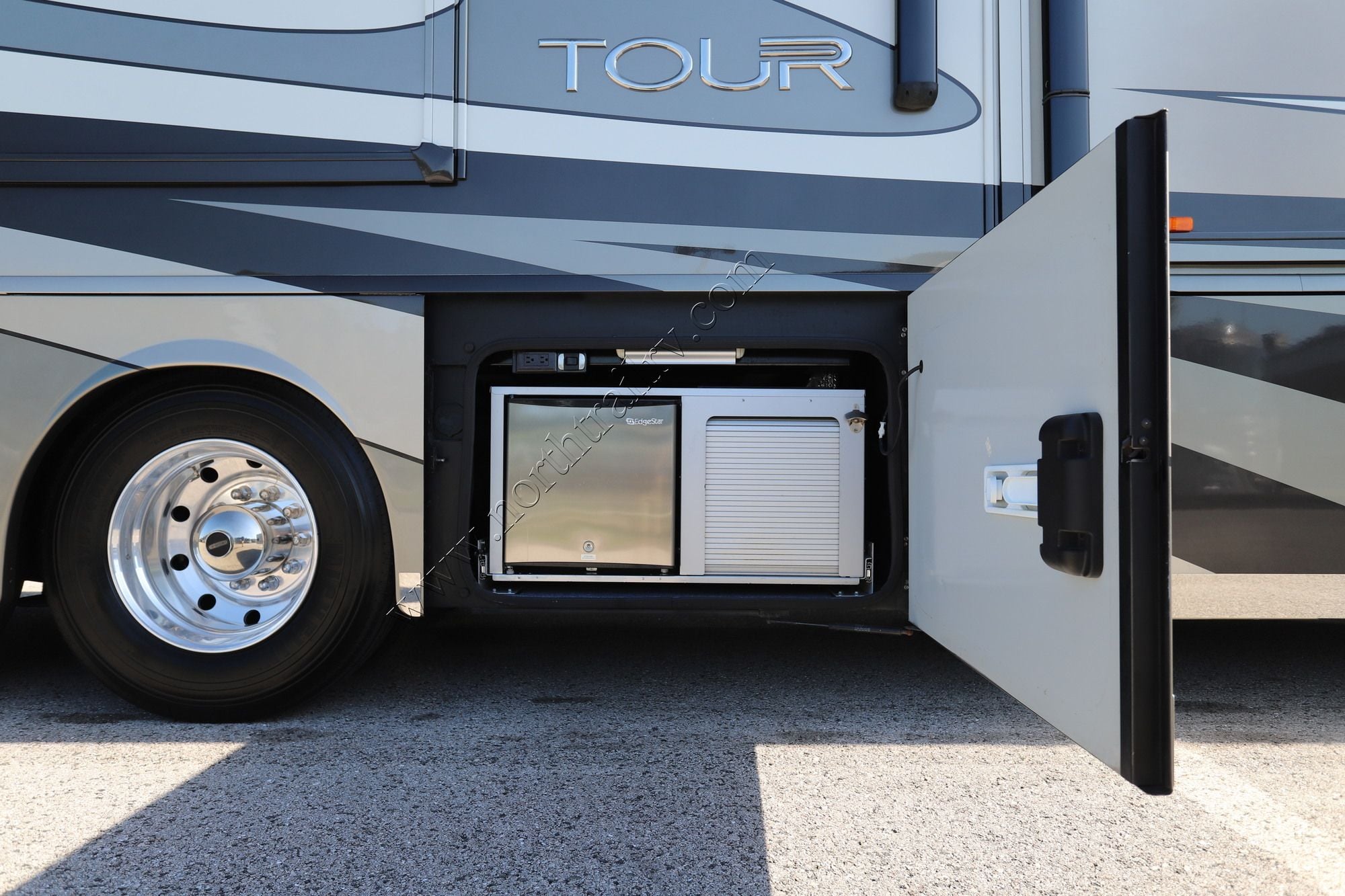 Used 2014 Winnebago Tour 42QD Class A  For Sale