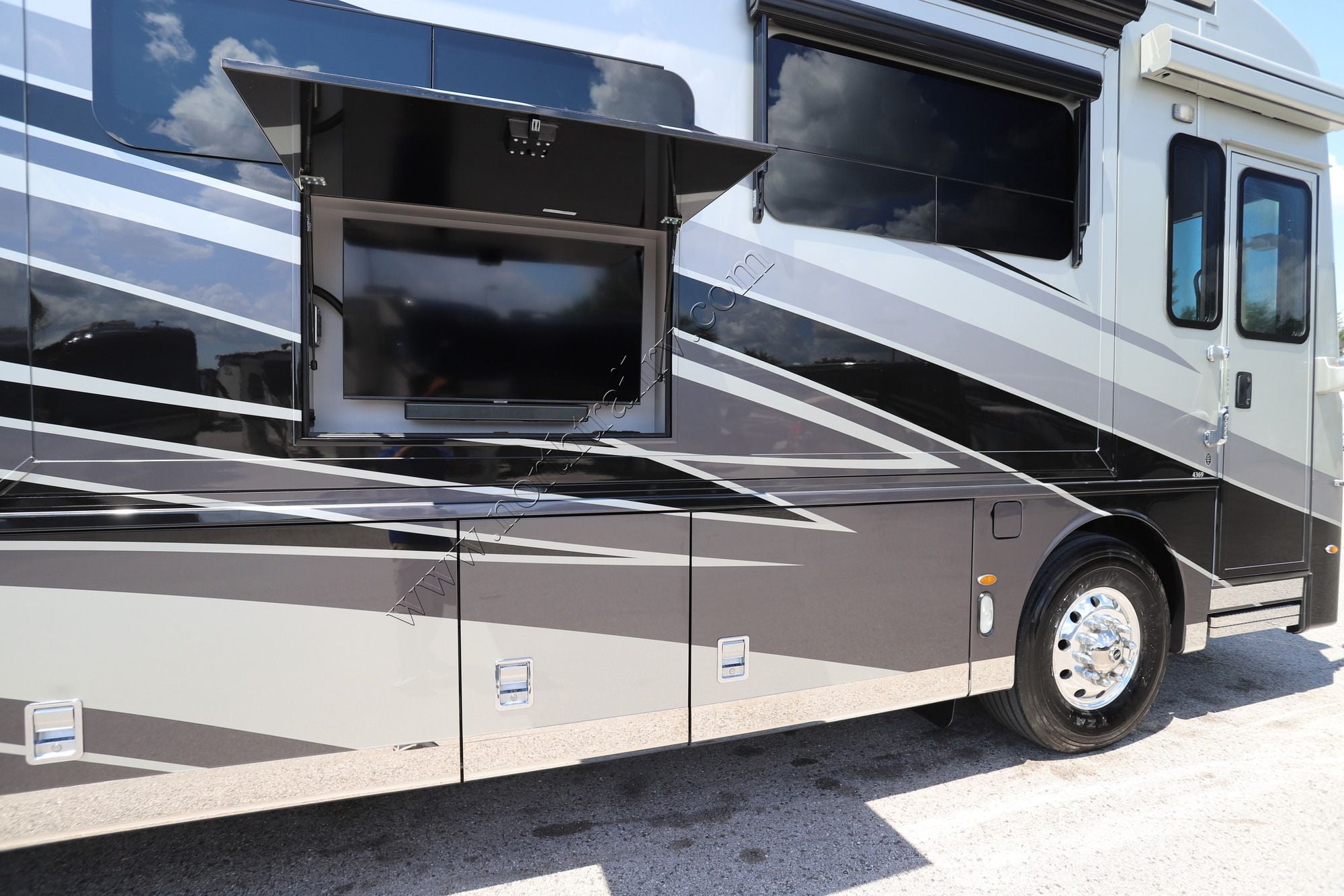 Used 2023 Newmar Dutch Star 4369 Class A  For Sale