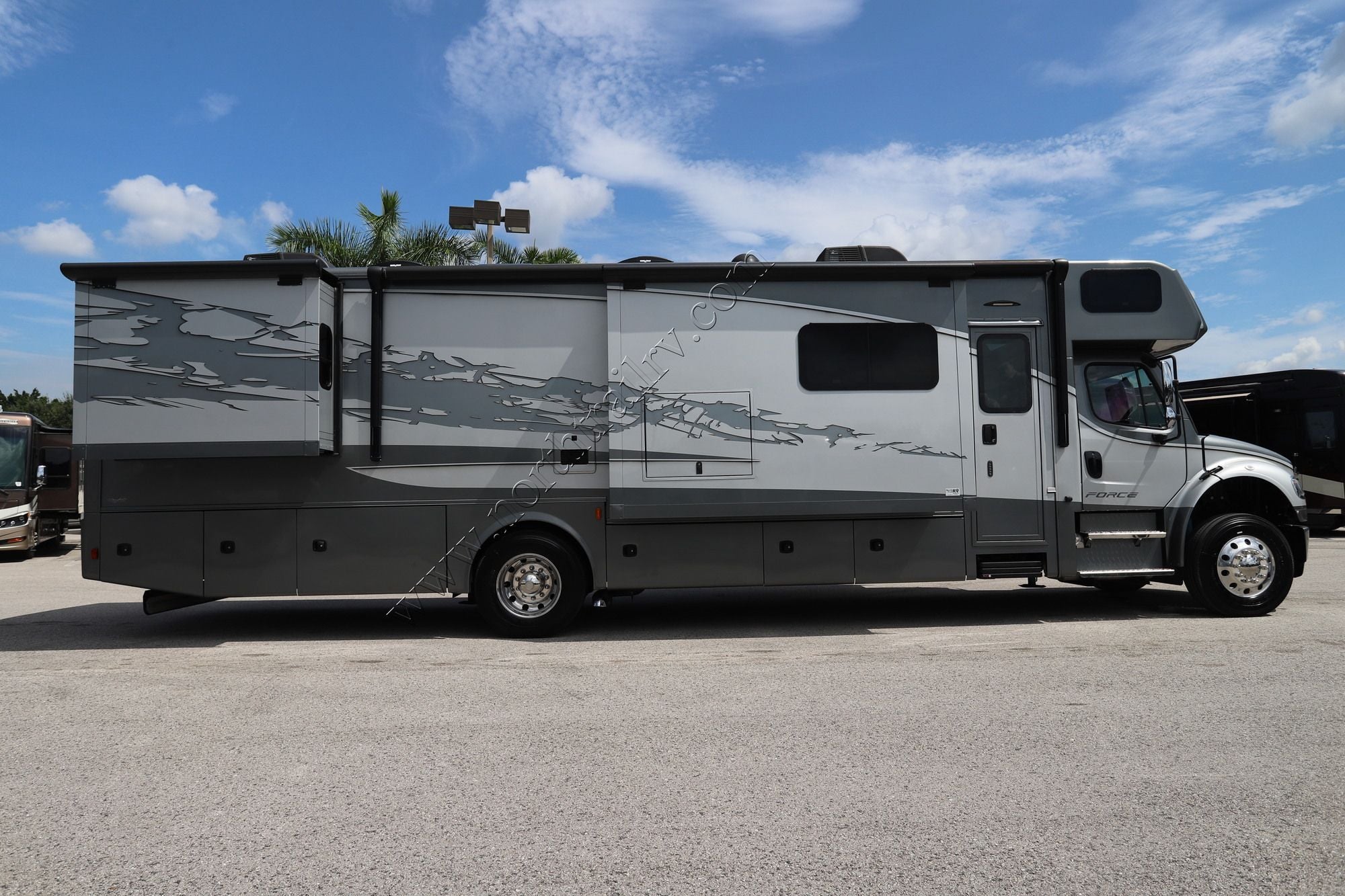 Used 2022 Dynamax Force 37TSHD Super C  For Sale