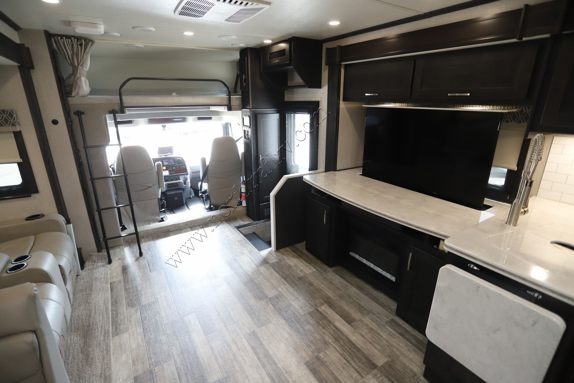 Used 2022 Dynamax Force 37TSHD Super C  For Sale